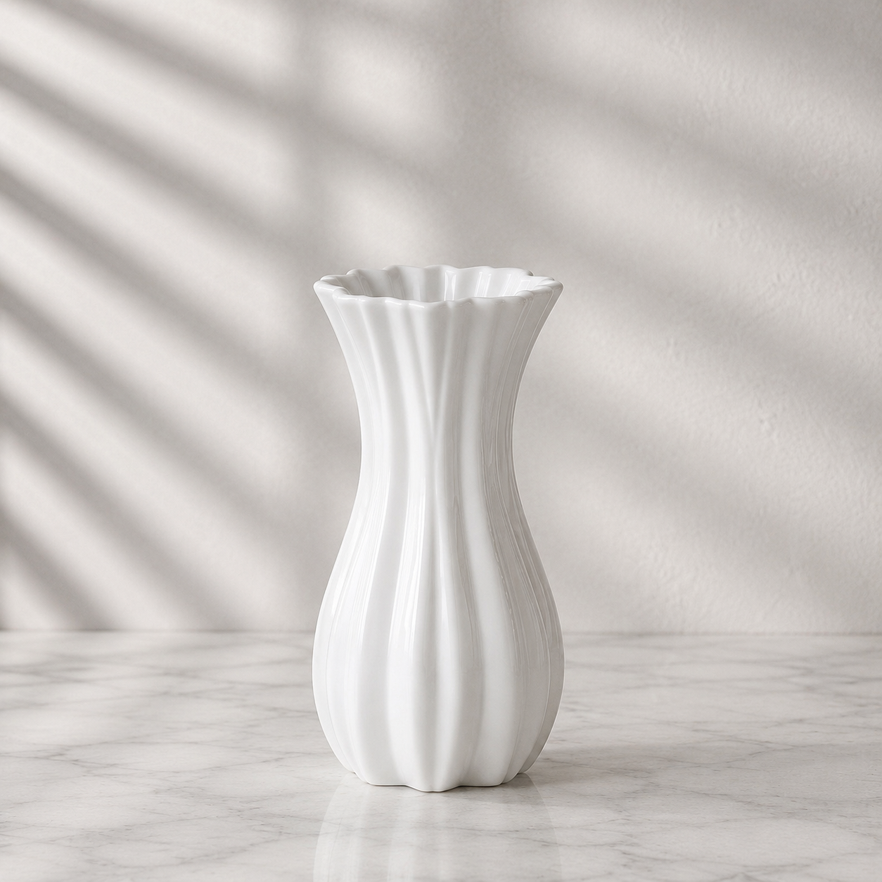 Eine Vase im Wohnzimmer aufstellen