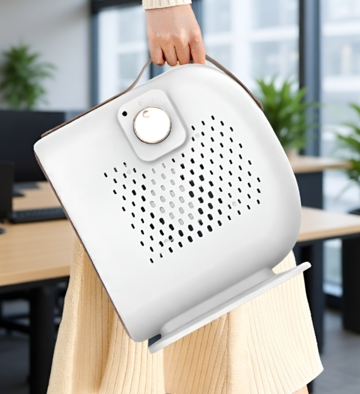 静音設計の温風送風機がリビングに設置されている様子