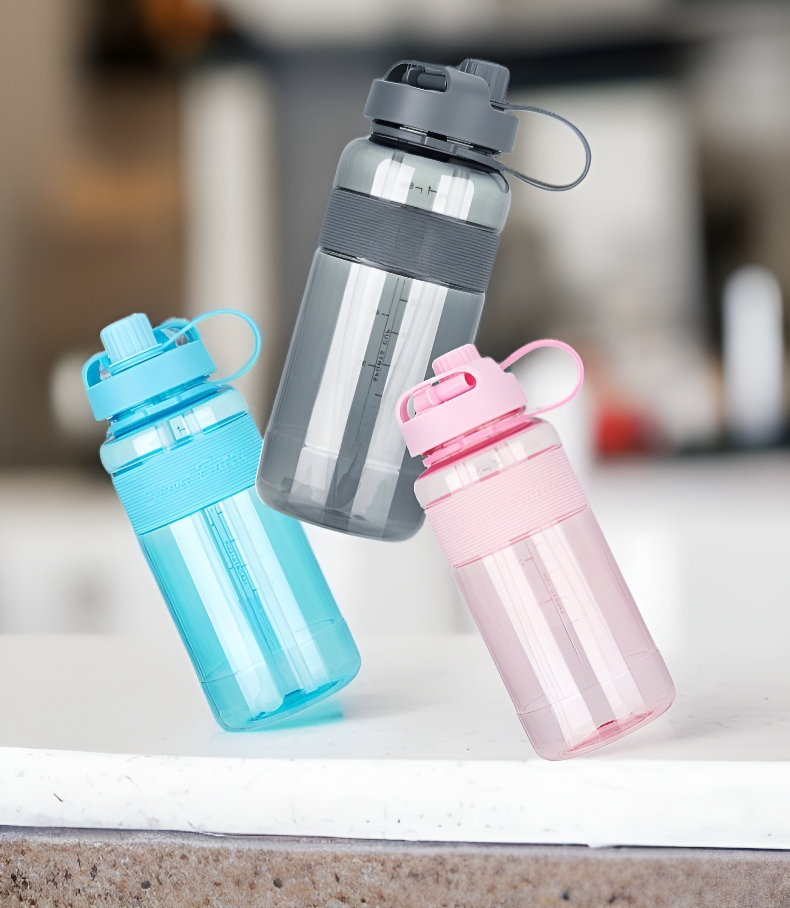 Detalle de la tapa y pajita de la botella de agua