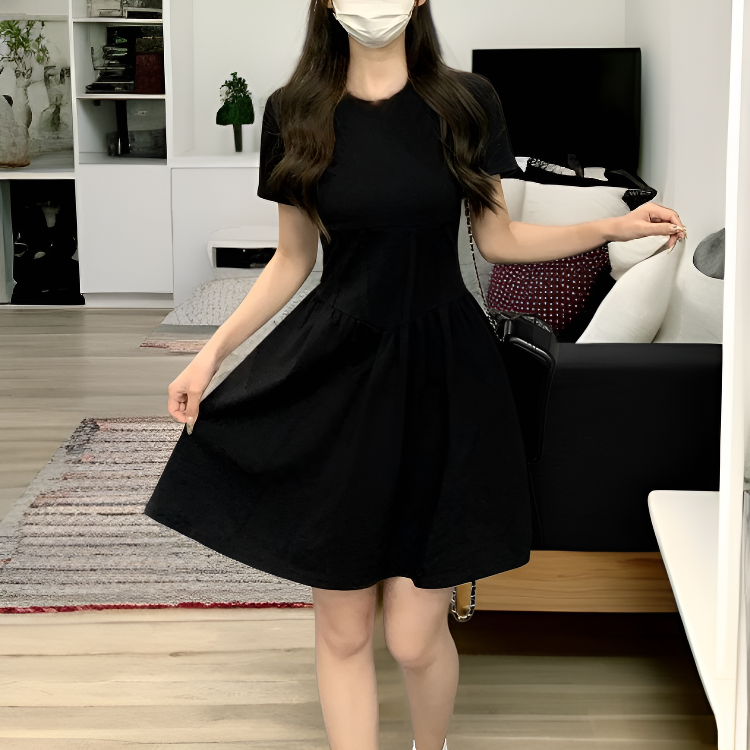 夏におすすめの小柄女性用ブラックショートワンピース