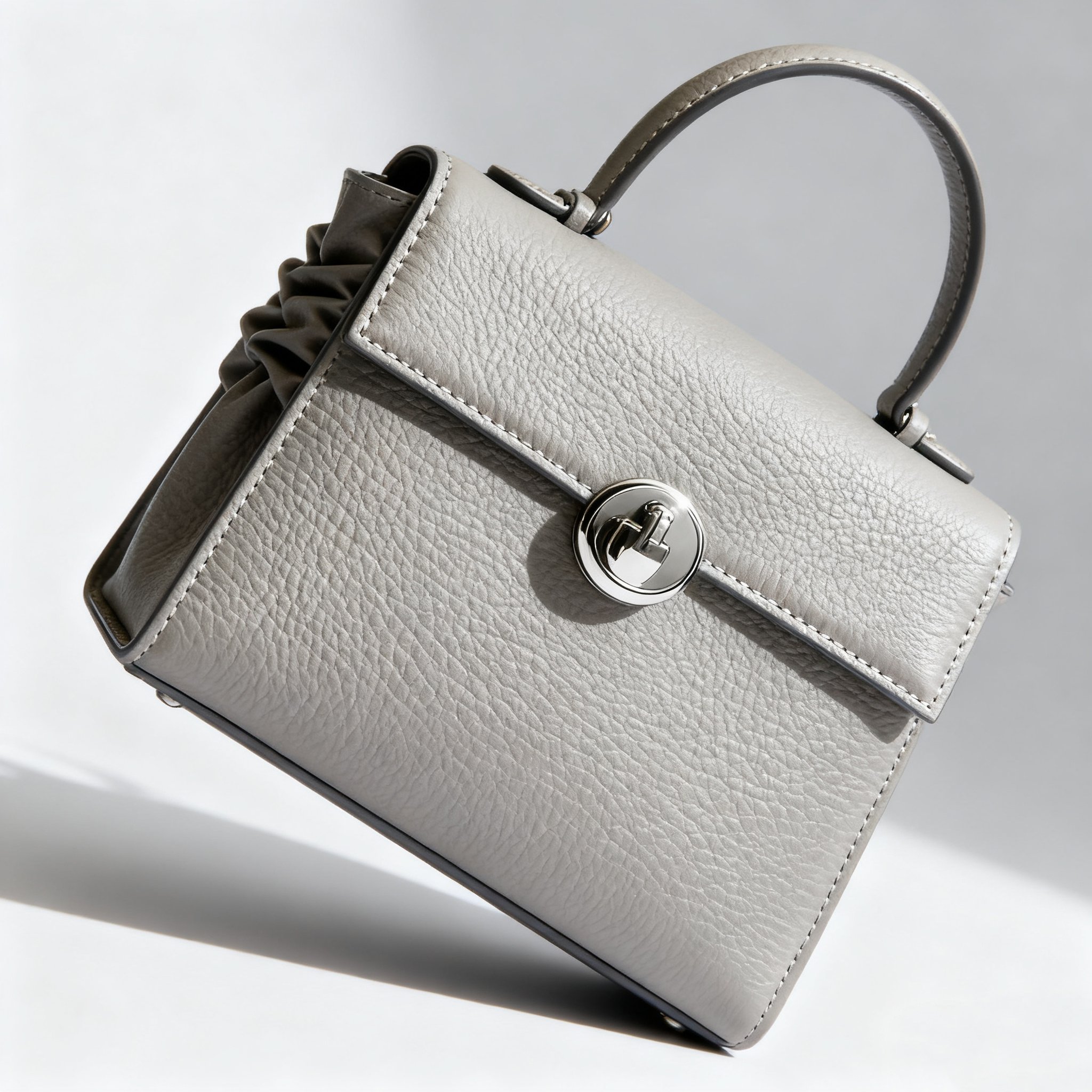 กระเป๋าถือหนังสีเงิน ดีไซน์สวยทันสมัย