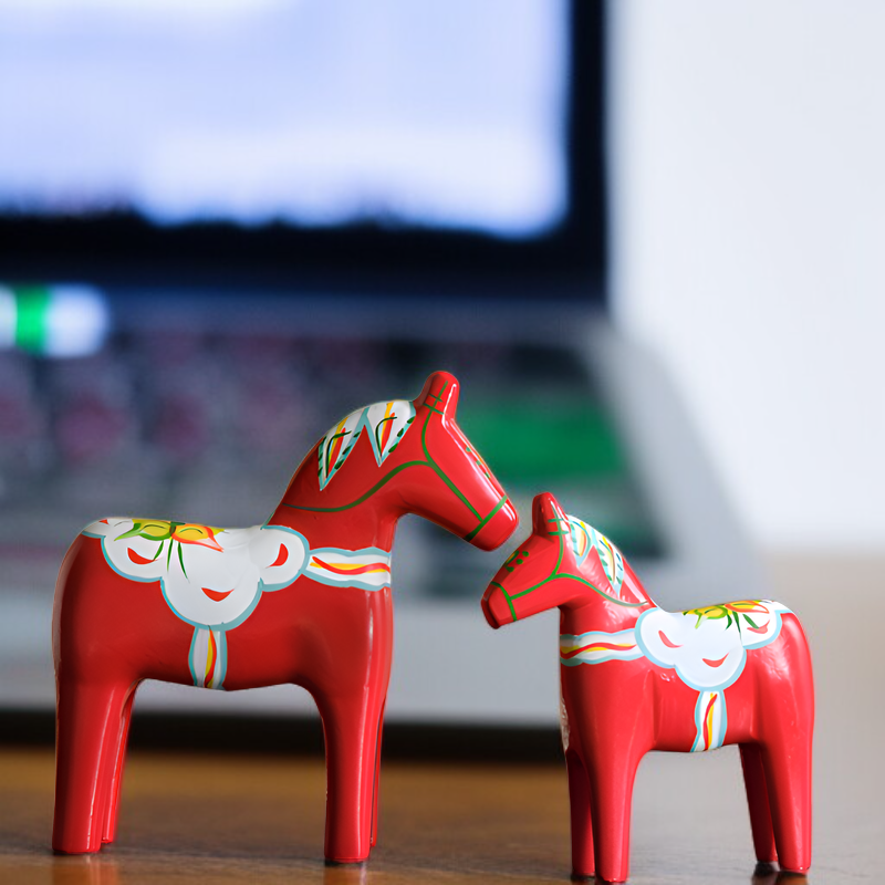 ヨーロッパスタイルの軽い高級赤い馬の置物、結婚祝い、北欧の手描きのダラ馬、縁起の良い創造的な家の装飾、ペア