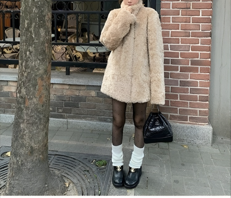 겨울철 따뜻하게 입는 여성용 코트