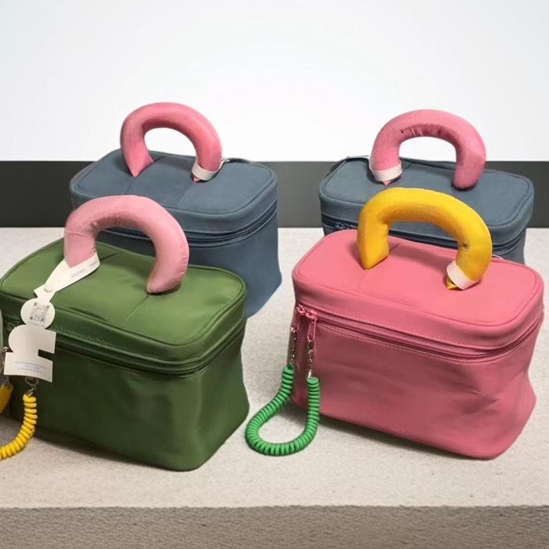 귀여운 대비색 대용량 휴대용 화장품