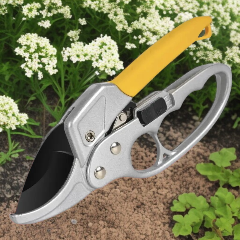 Versatile pruning tool for shrubs and trees