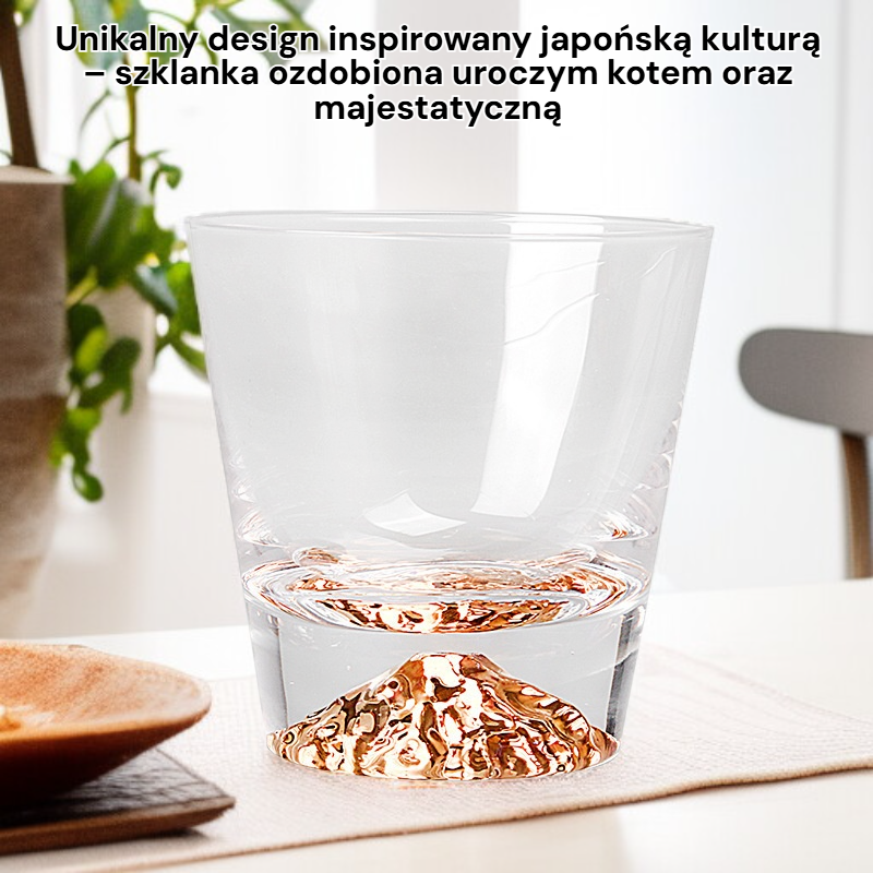 Szklanka z kotem w stylu japońskim i śnieżną Górą Fuji