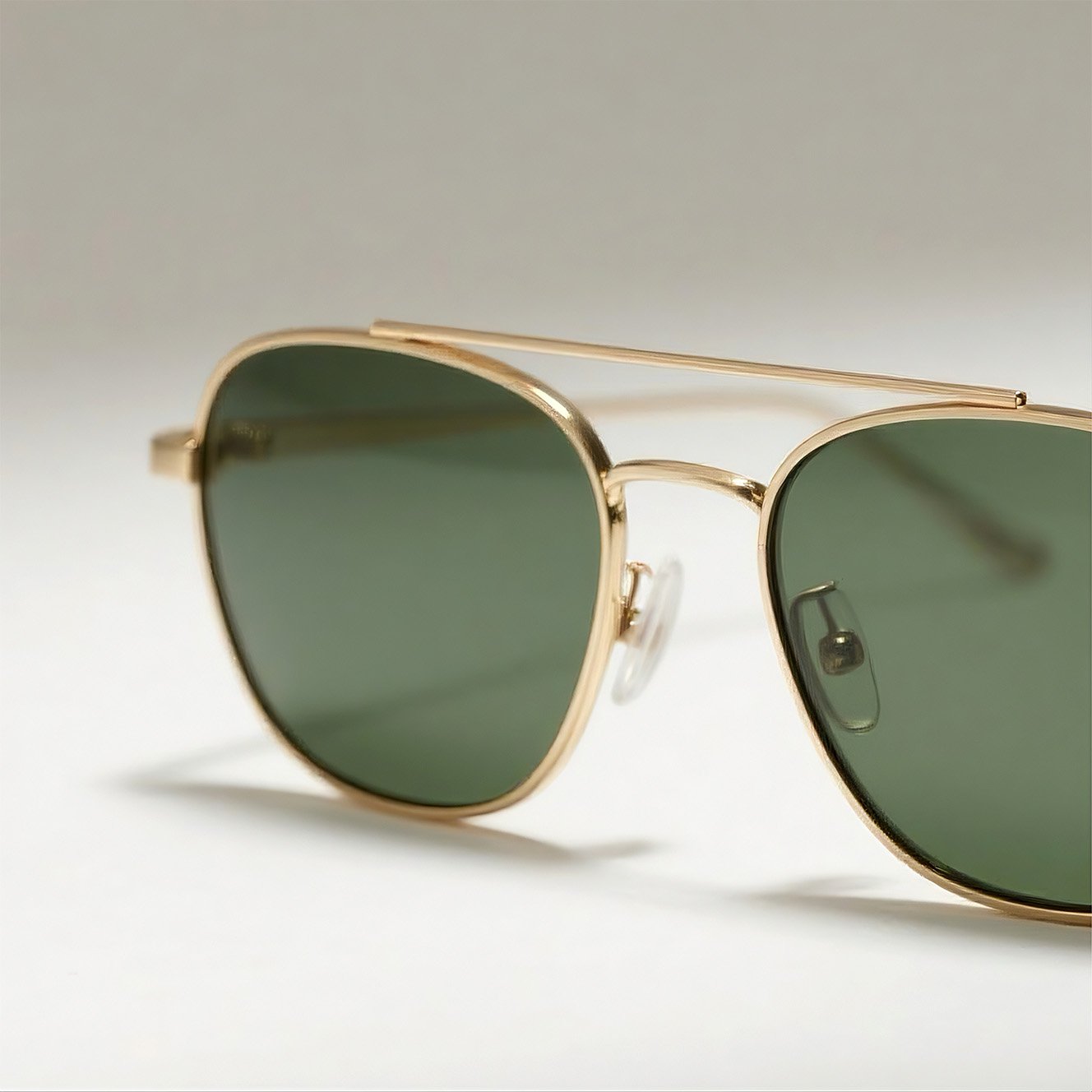แว่นกันแดดย้อนยุคกรอบทอง เลนส์สีเขียว สไตล์วินเทจ