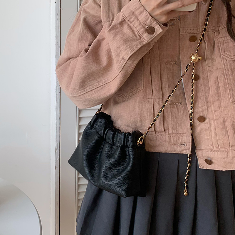 雲朵造型鏈條女斜背小包 純色單肩包