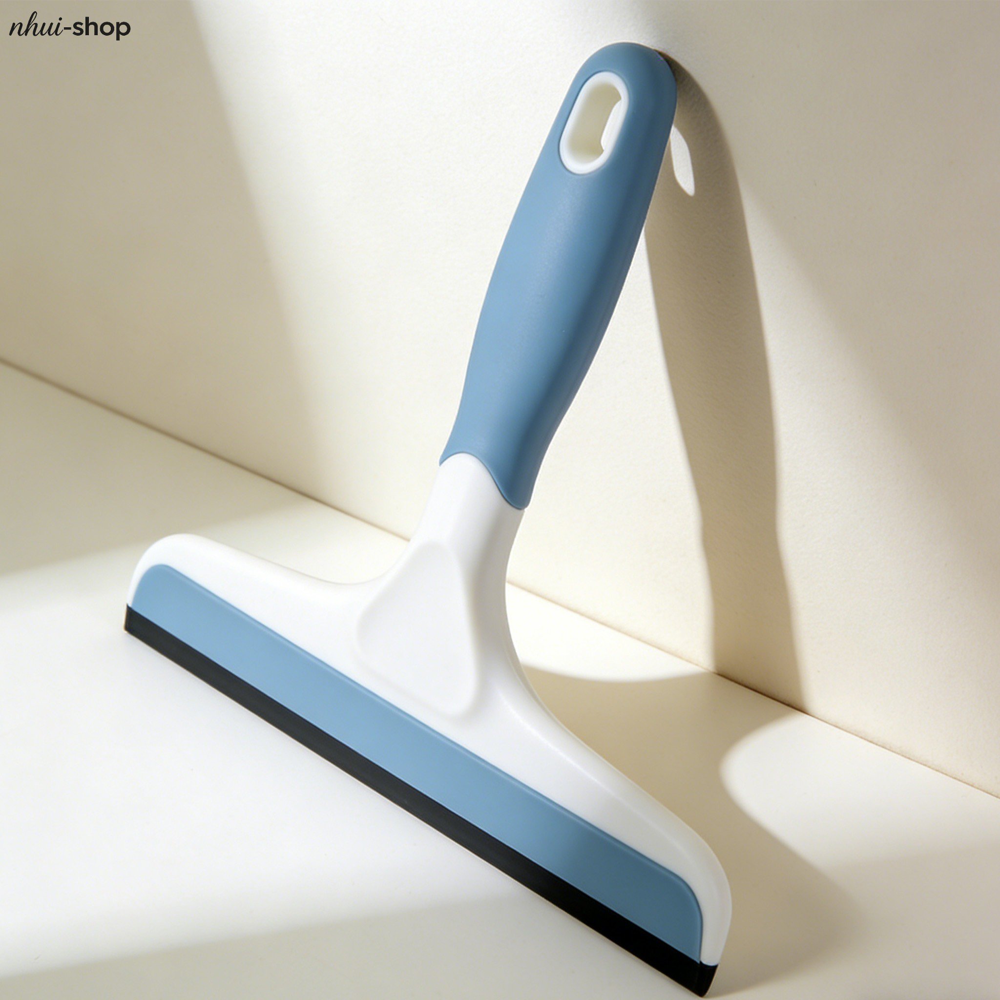 鏟刀刮除玻璃污漬操作