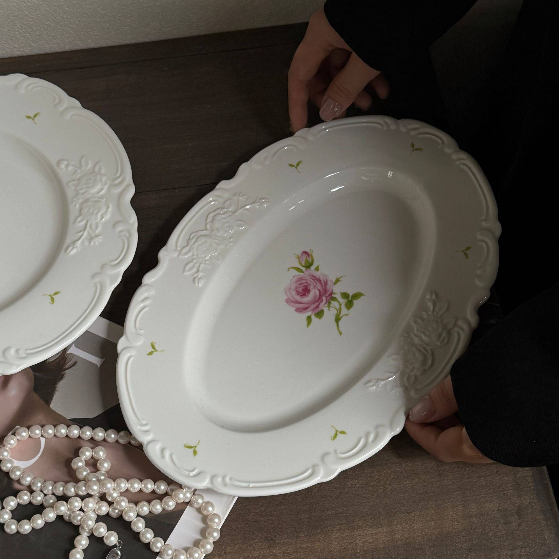 Assiette en céramique relief roses style vintage français