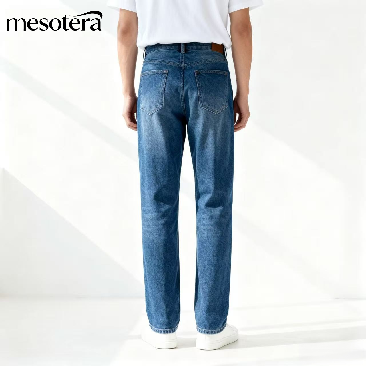 ダメージ加工が際立つメンズデニムパンツのアップ