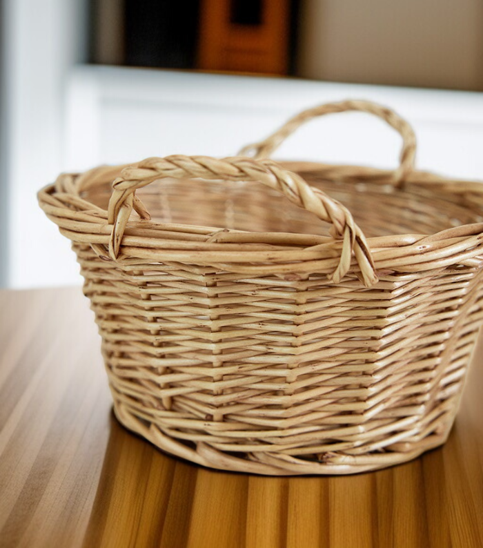 수공예 뜨개질 바구니에 담긴 주방용품