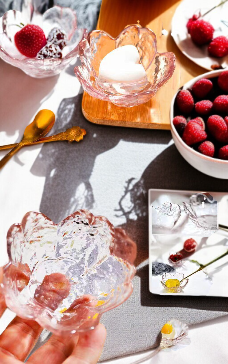 고급스러운 분홍색과 금테 디자인의 유리 접시