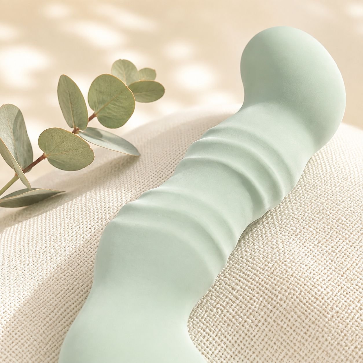 Side sleeper pregnancy pillow with ergonomic support