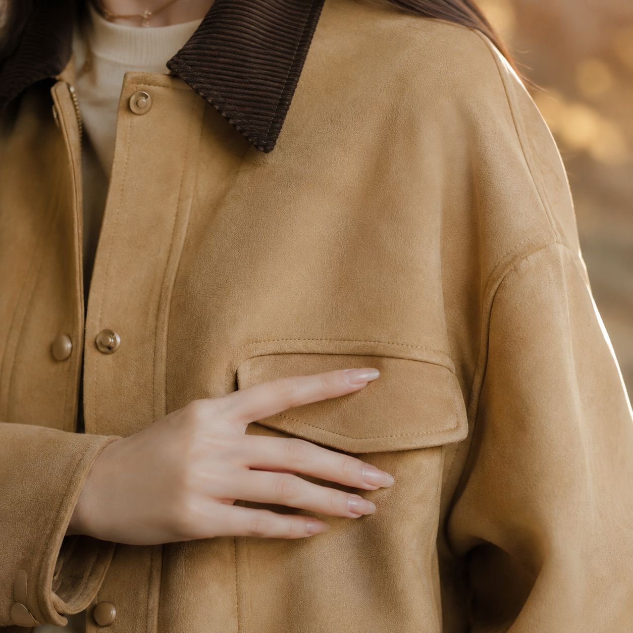 Detalle de botones en chaqueta de ante caramelo para mujer