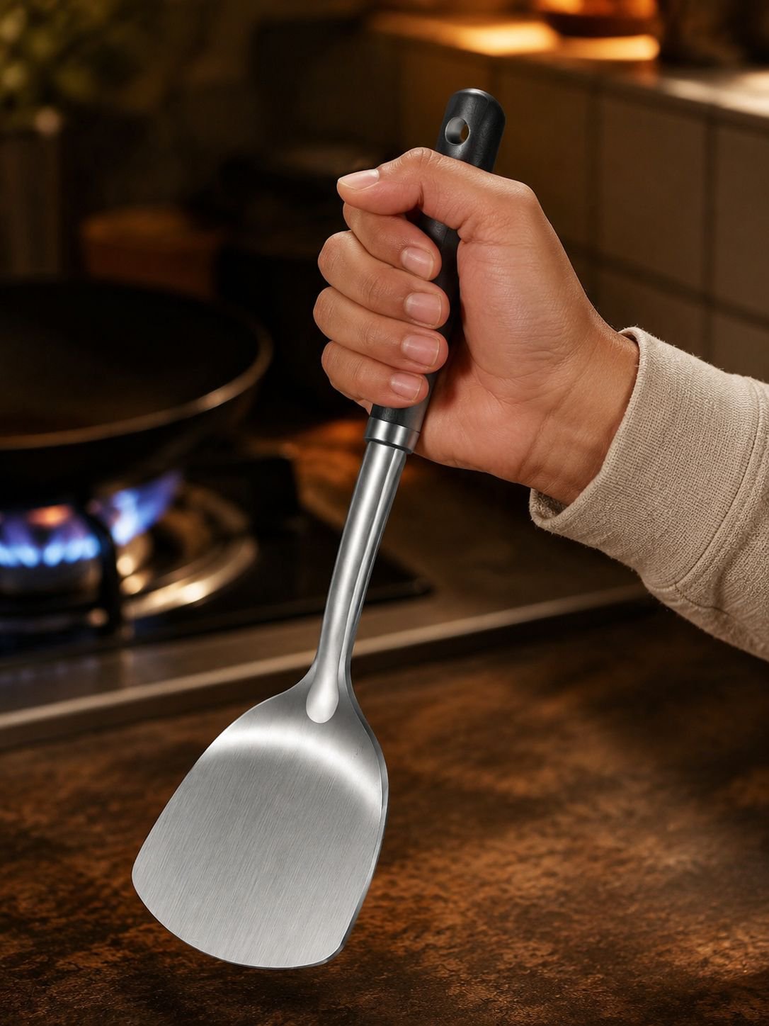 Espátula de acero inoxidable engrosada para cocinar.