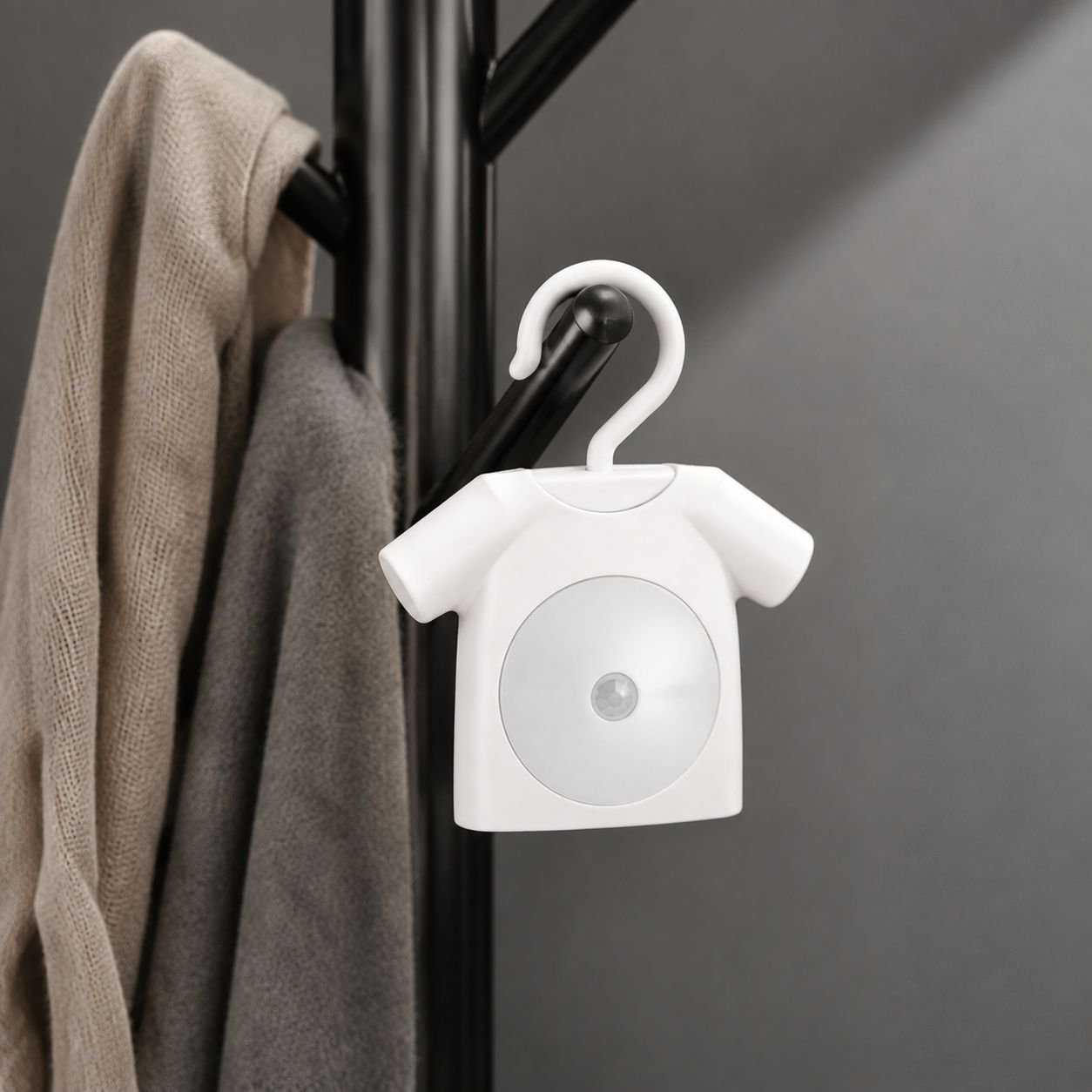 Warm white LED night light with auto on/off