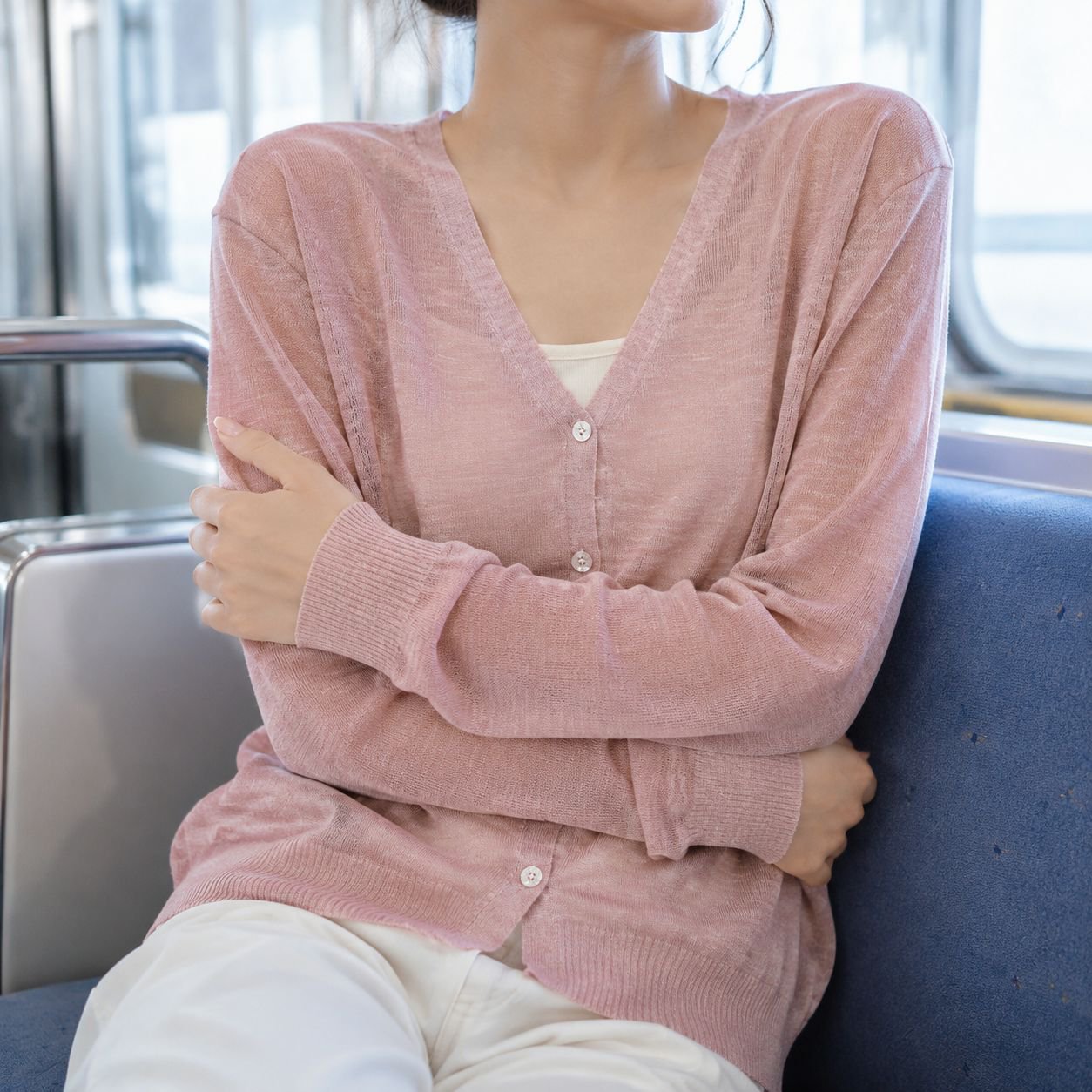 冷房対策にも便利な女性用通気性カーディガン