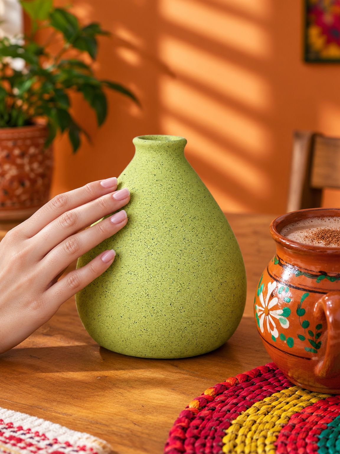 Jarrón de cerámica apto para agua con flores decorativas