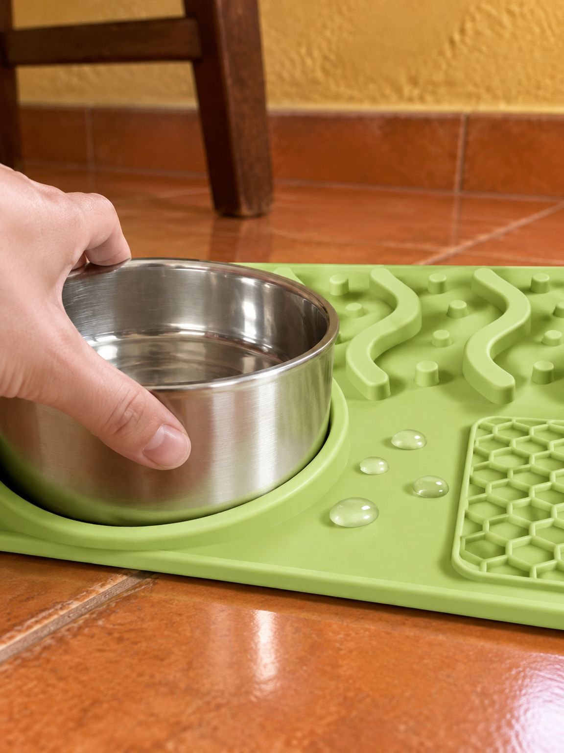 Detalle del comedero lento con patrón diseñado para alimentación pausada