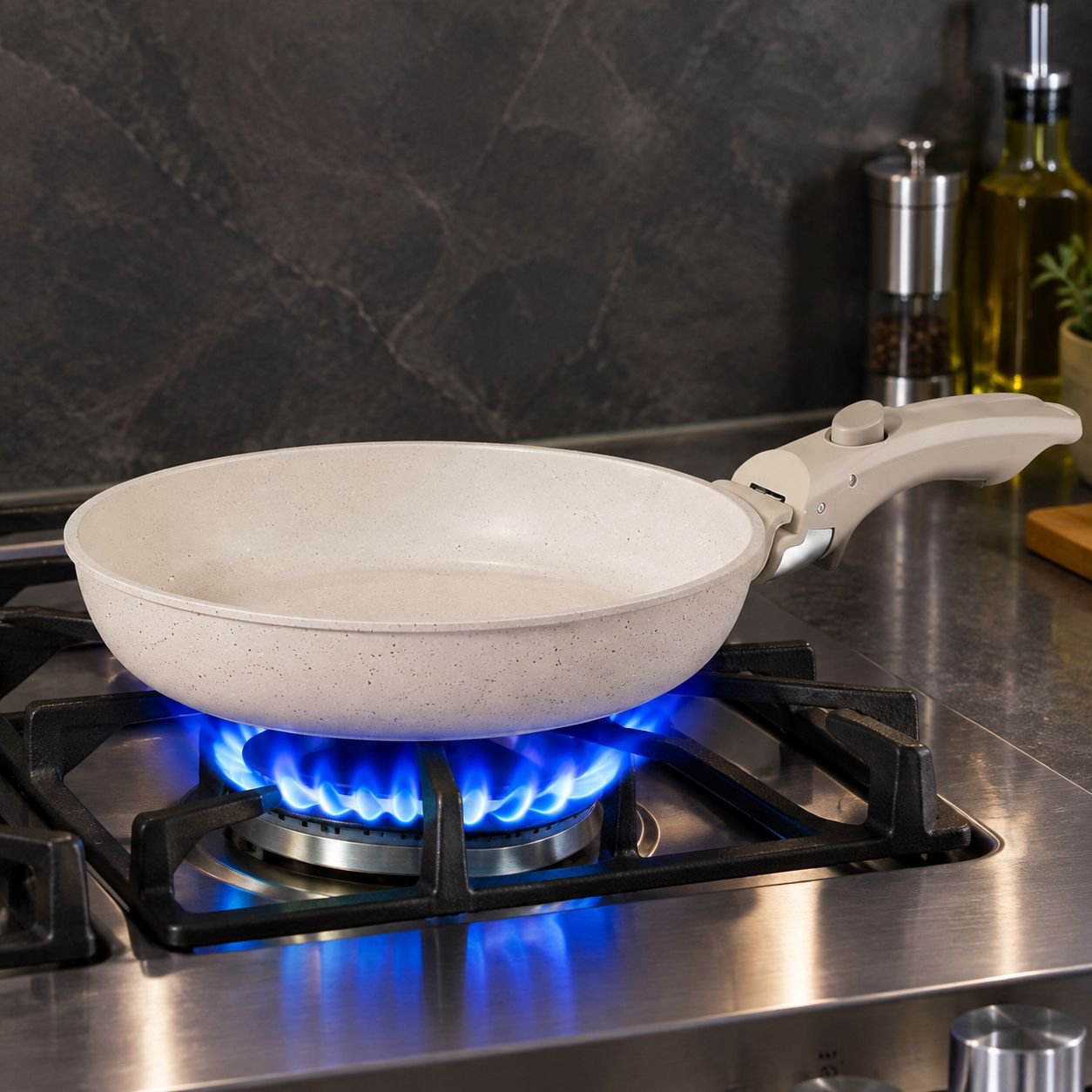 Pfanne mit ergonomischem, hitzebeständigem Griff