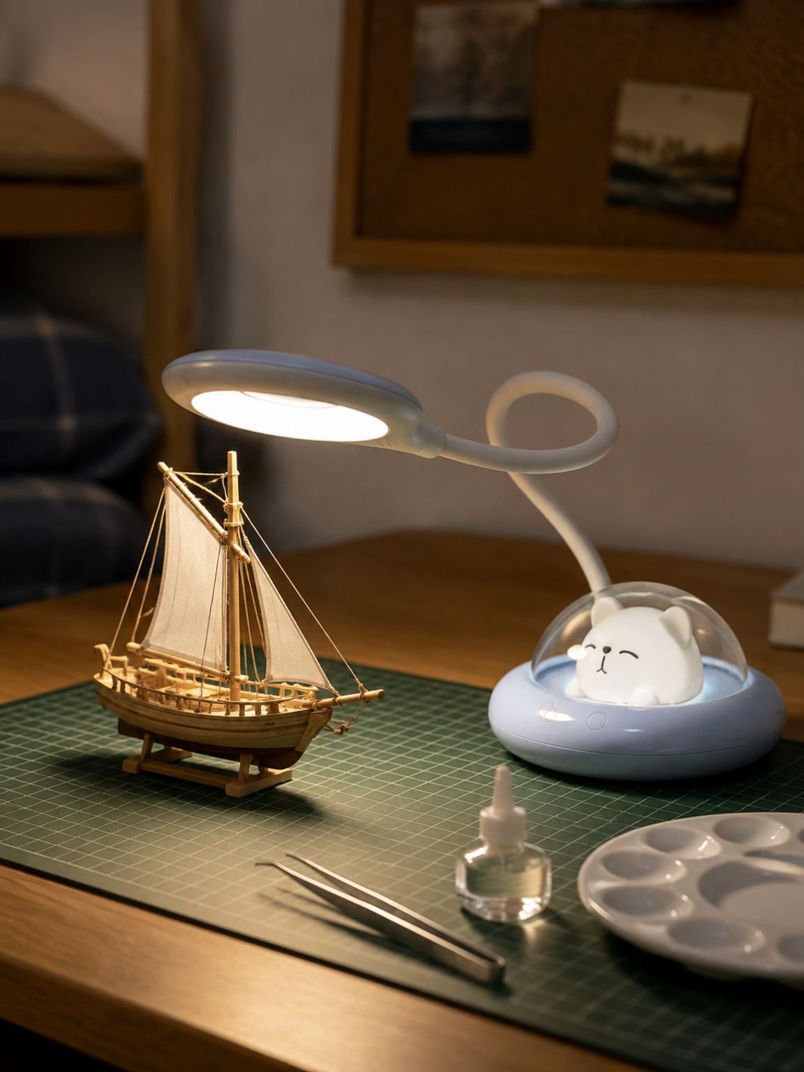 Portable foldable desk lamp for studying