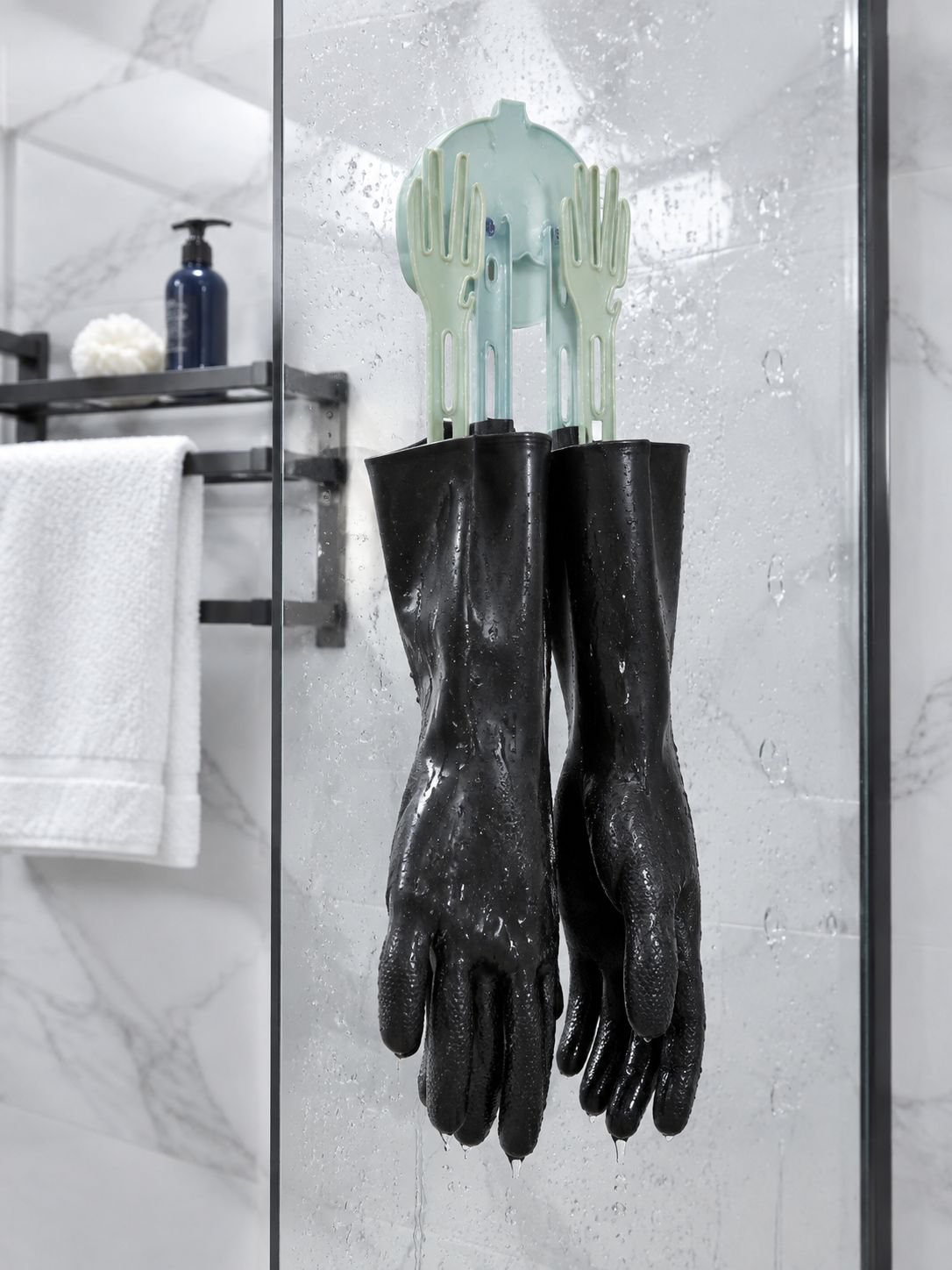 Guantes de limpieza colgados en escurridor con ventosa