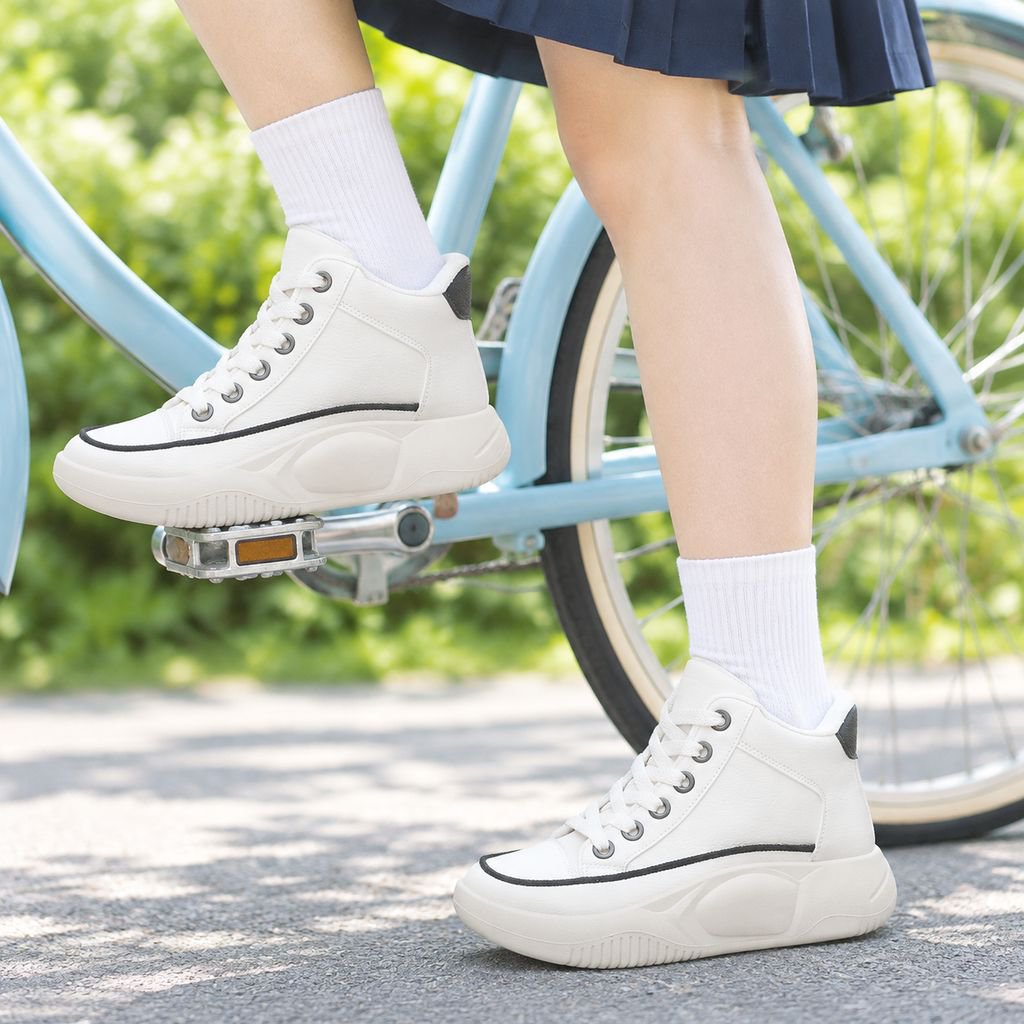 白色でコーデしやすい厚底スニーカー