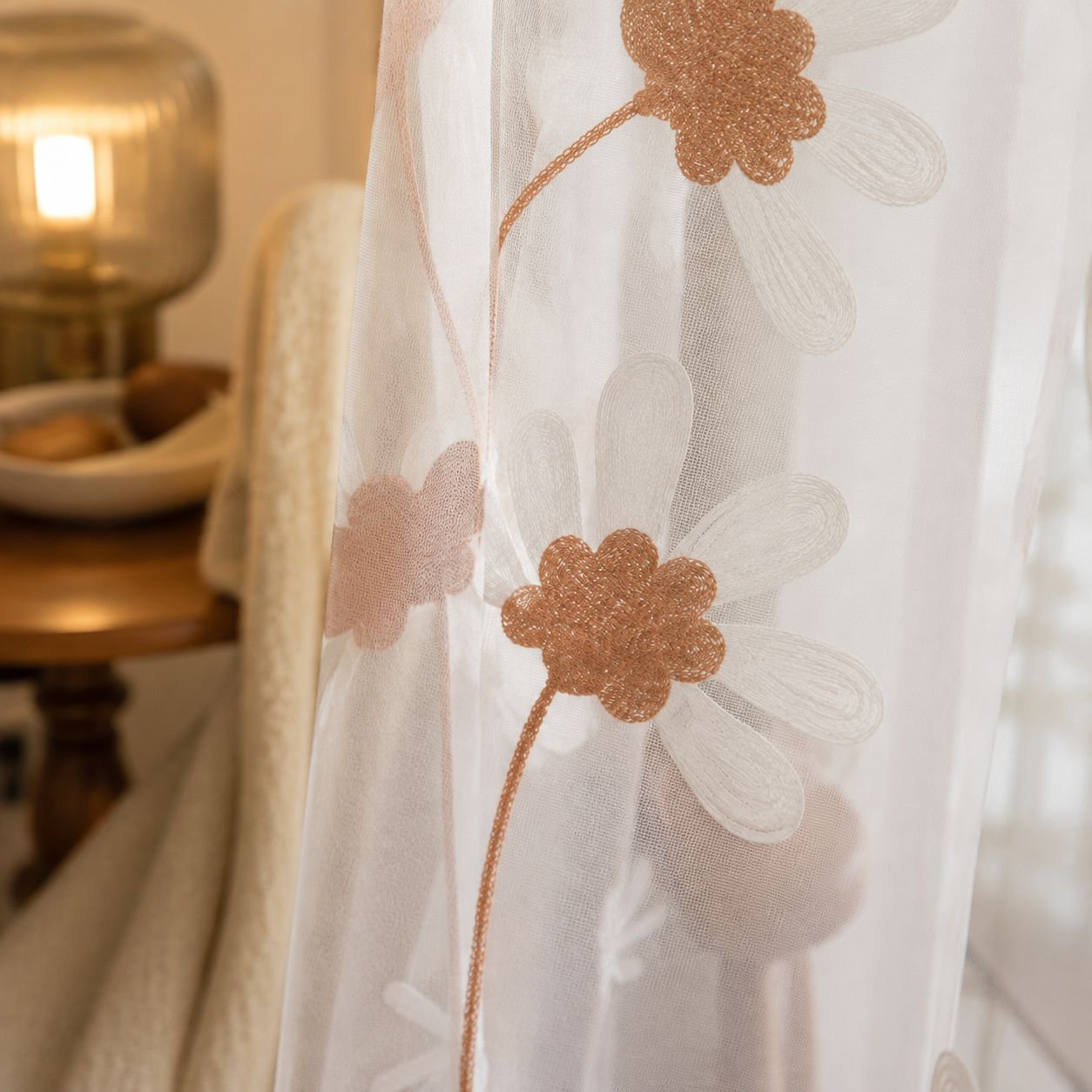 Eleganter transparenter Vorhang mit floraler Stickerei