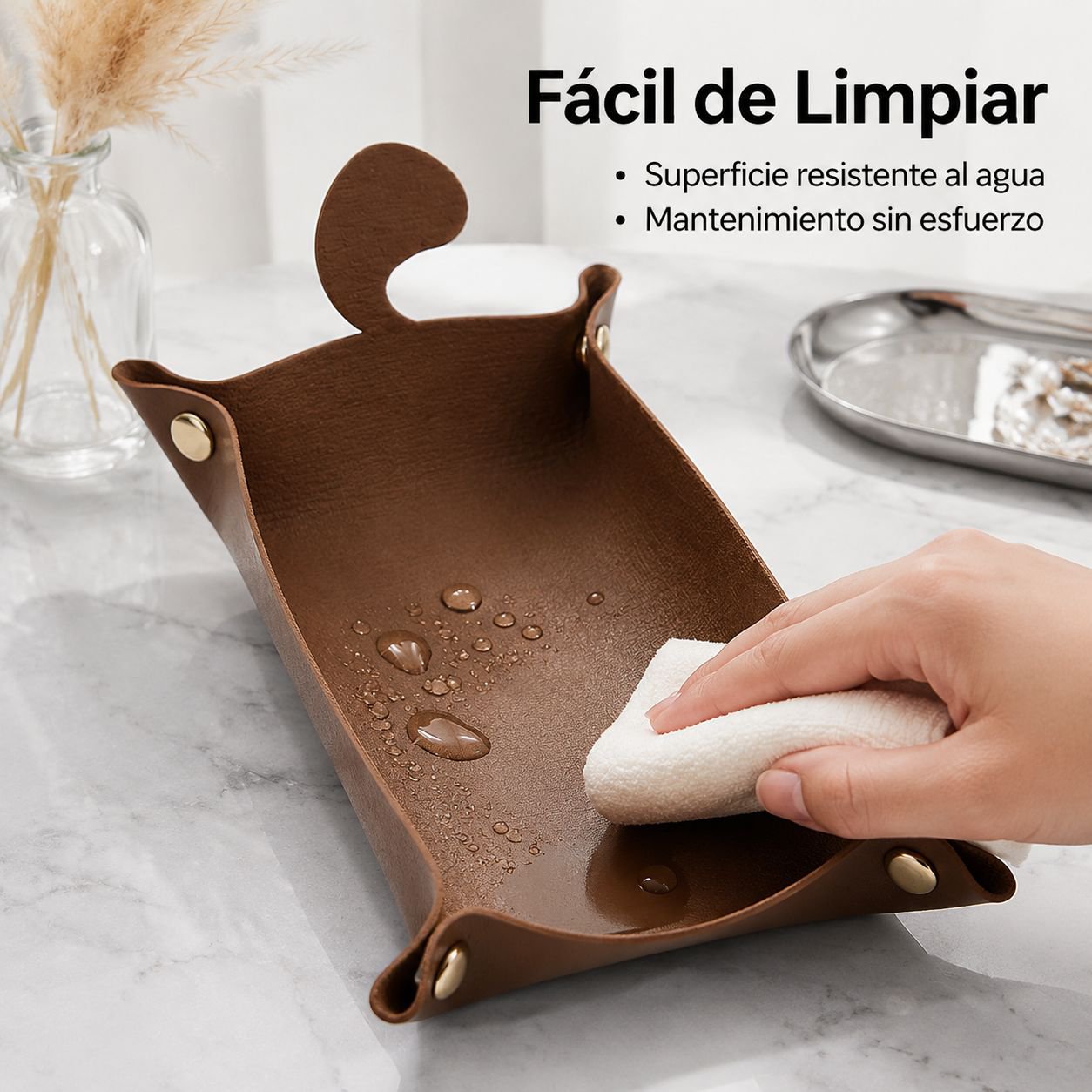Caja de cuero para guardar llaves en la entrada.