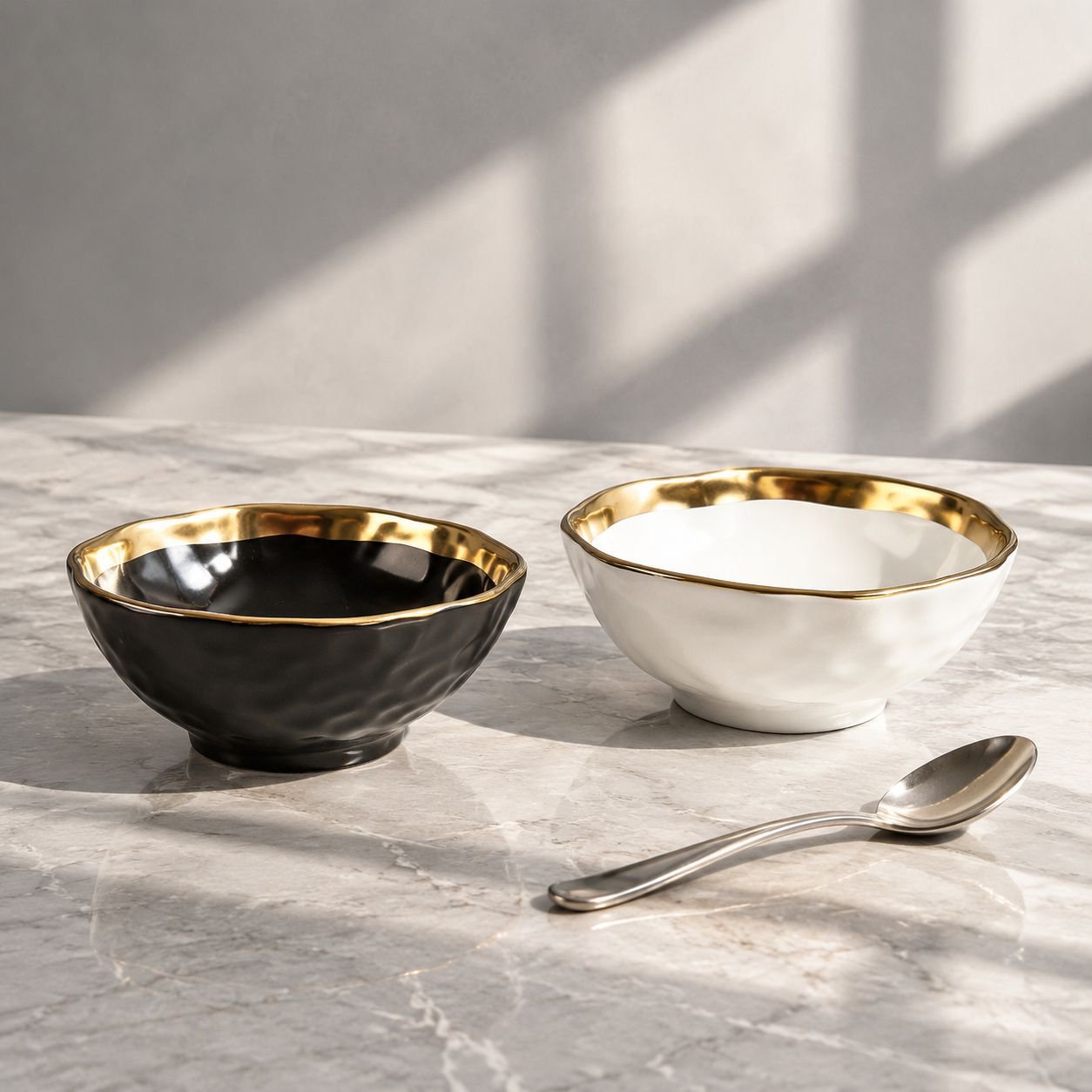 Cuenco redondo de porcelana con borde dorado