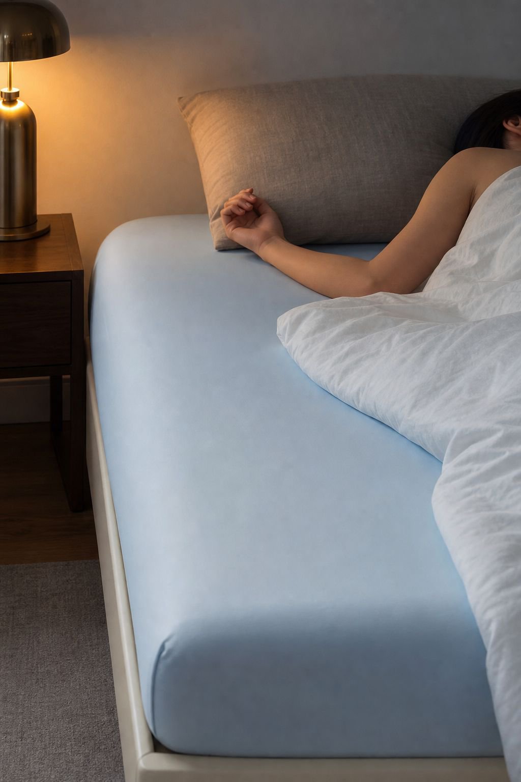 Lightweight and breathable fitted sheet for summer comfort