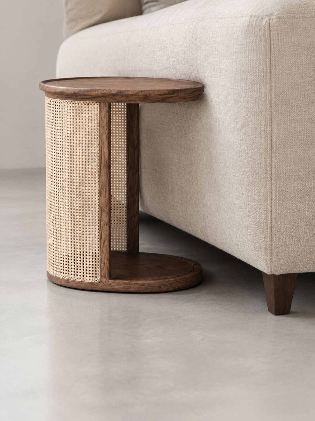 Zoom sur la table d’appoint ronde avec plateau supérieur et étagère inférieure