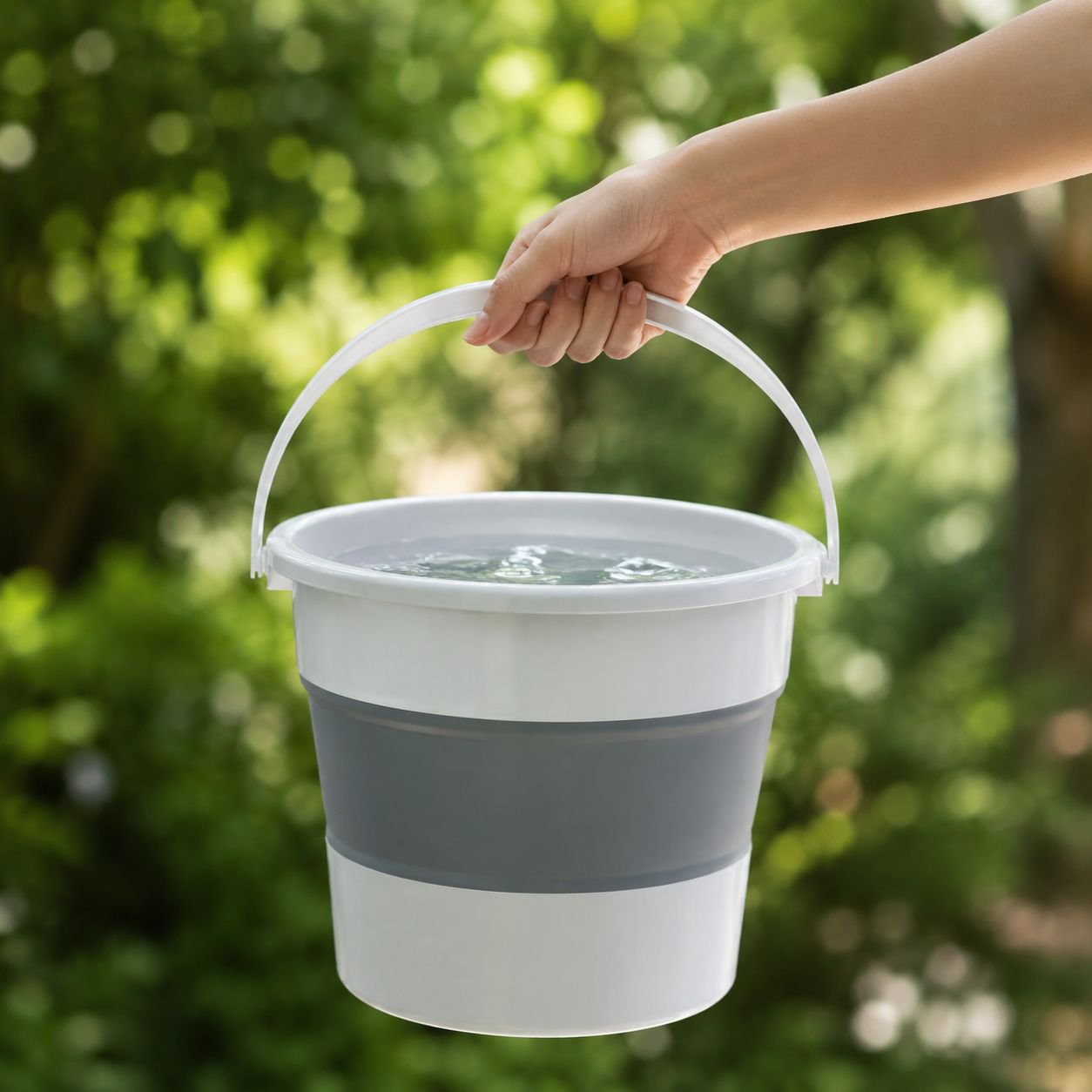 Space-saving folding bucket for car washing