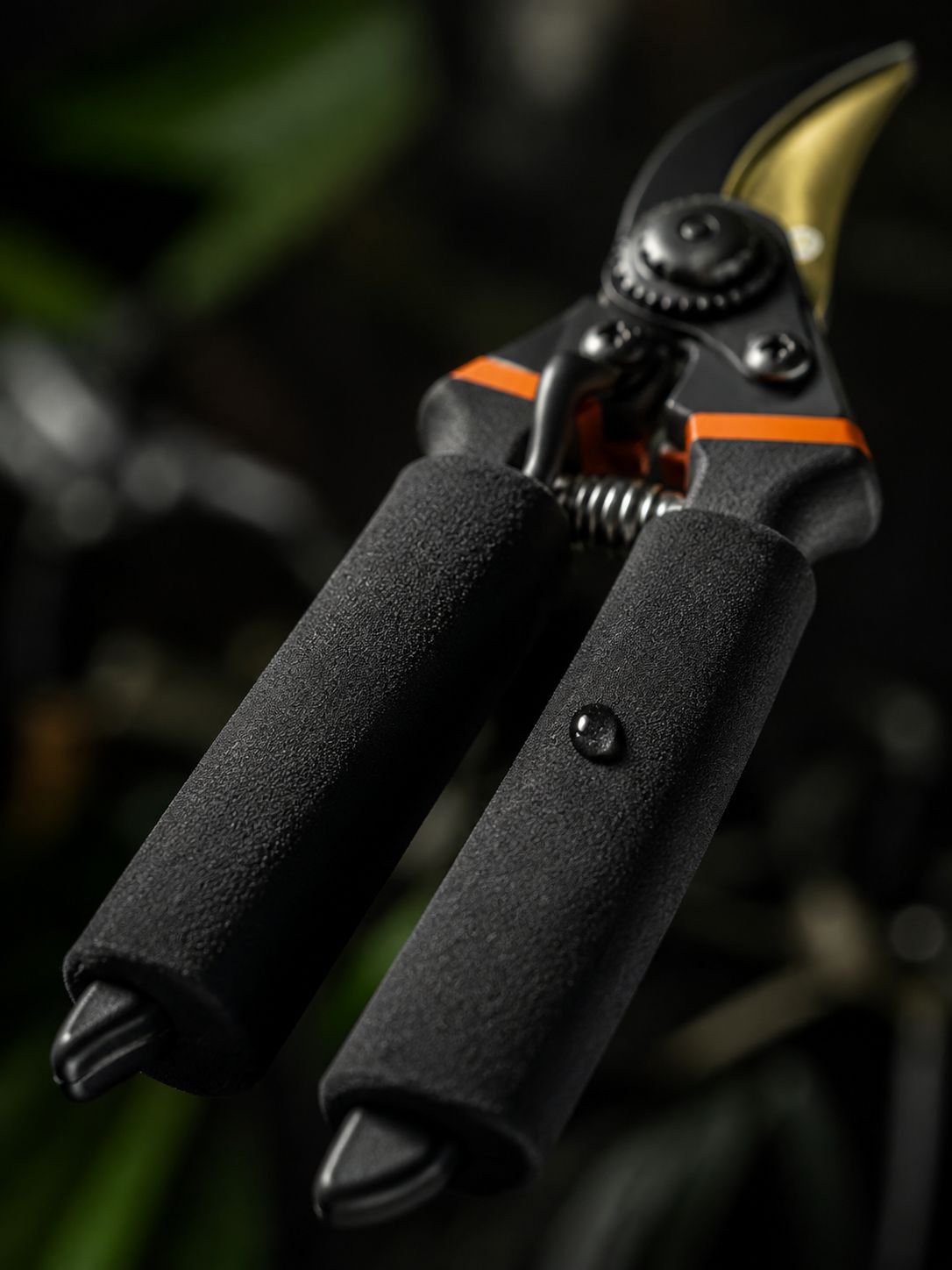 Effortless trimming of thick branches with powerful shears