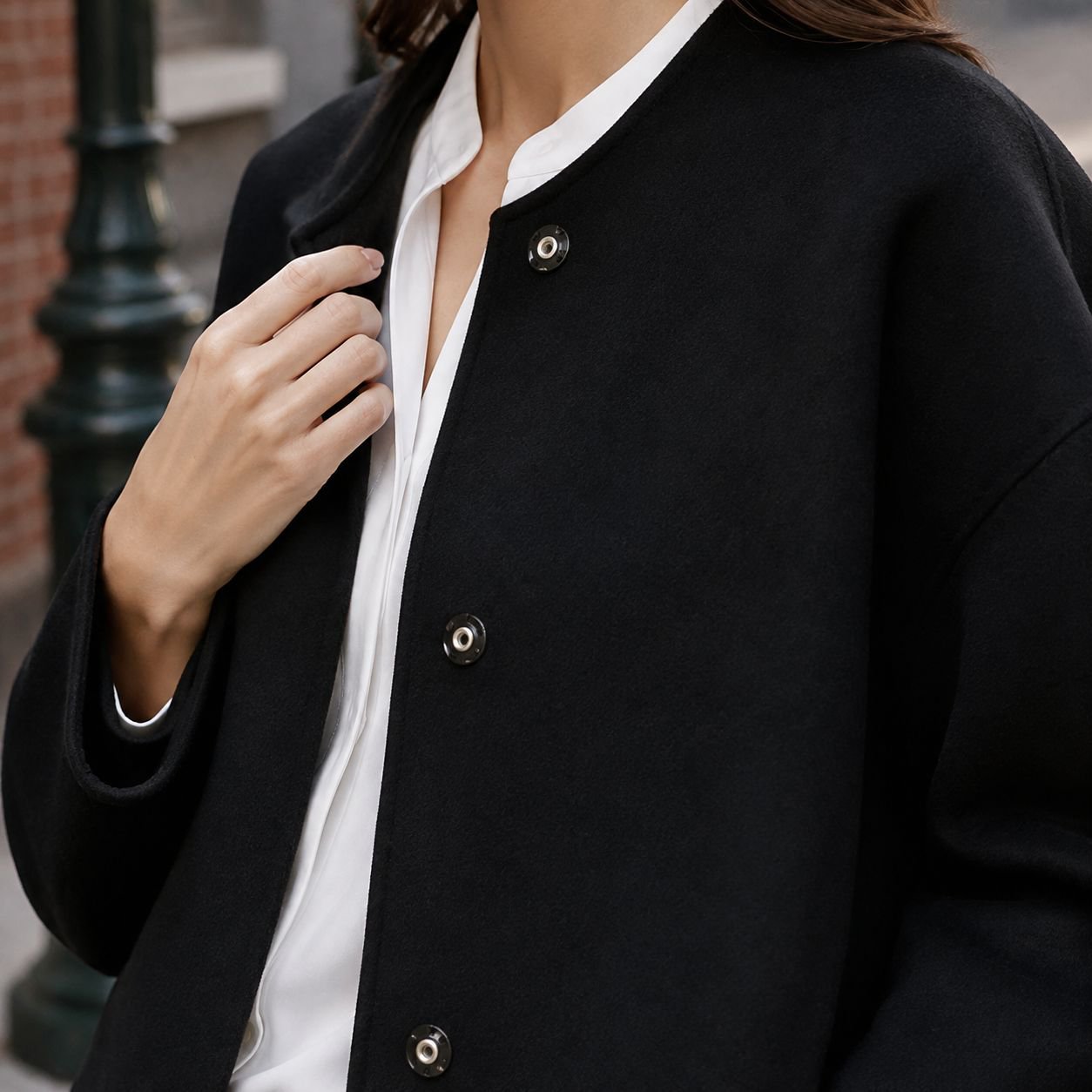 Detalle del ajuste suelto de la chaqueta de lana femenina