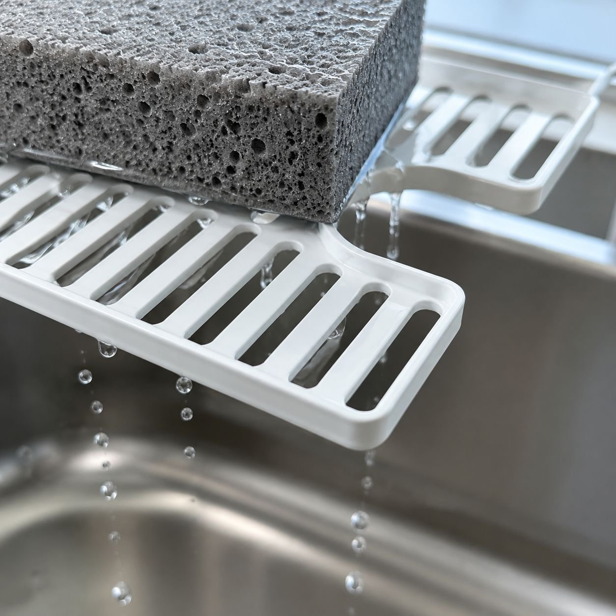 Minimalistisches, freistehendes Armaturenregal für das Spülbecken