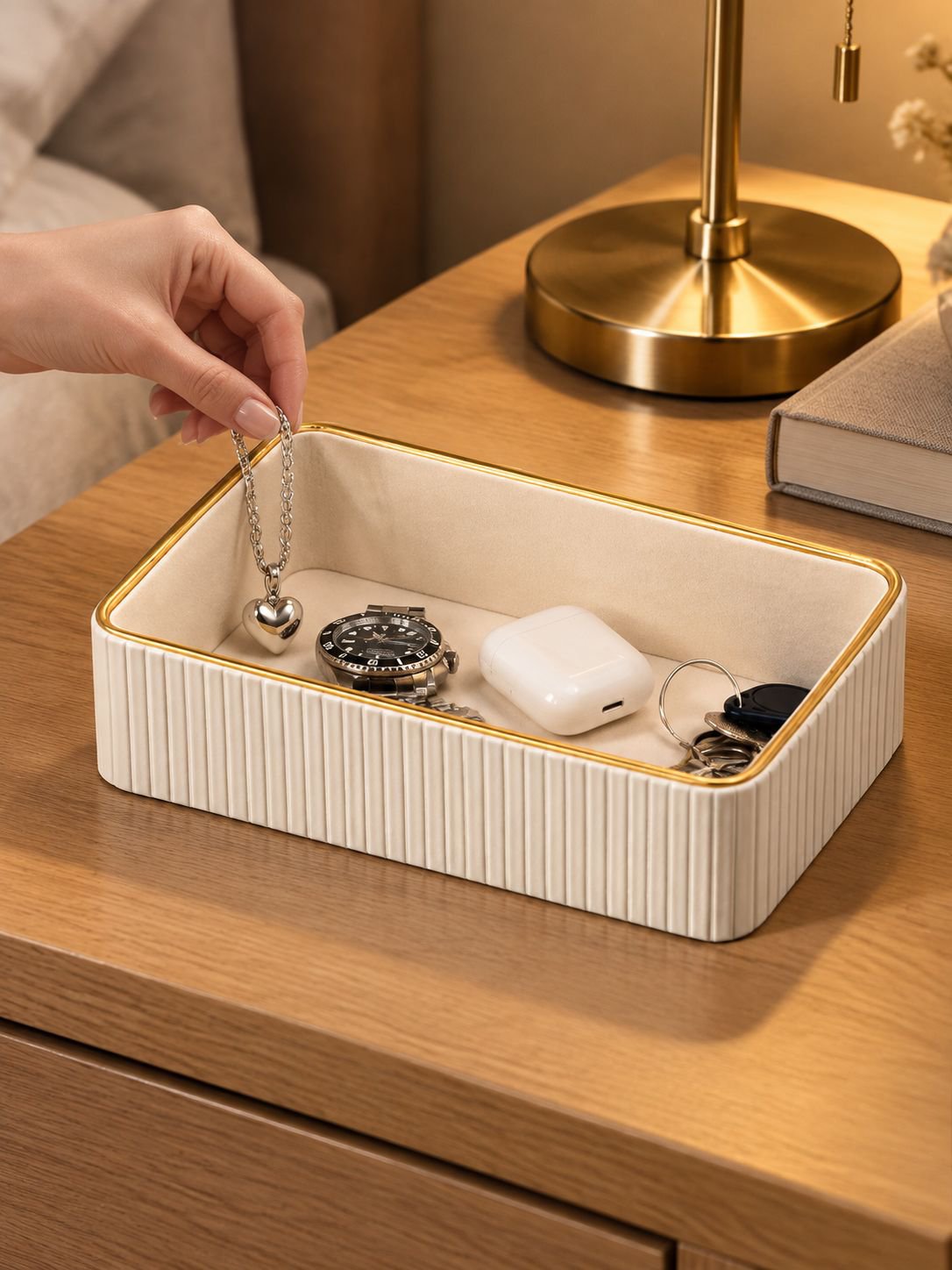Cremeweiße Kosmetikbox auf Schminktisch