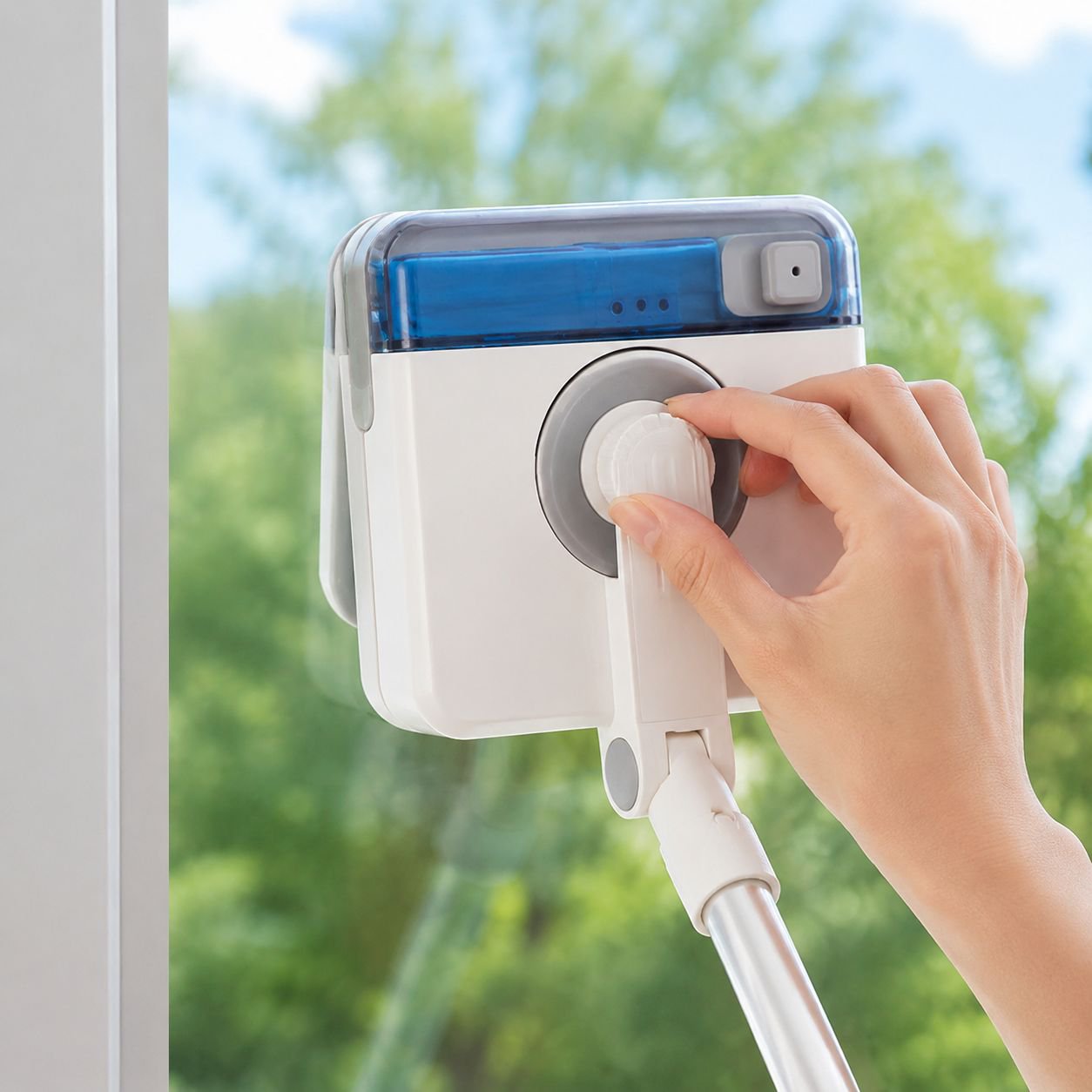 Magnetischer Fensterputzer in Aktion auf Glasfenster