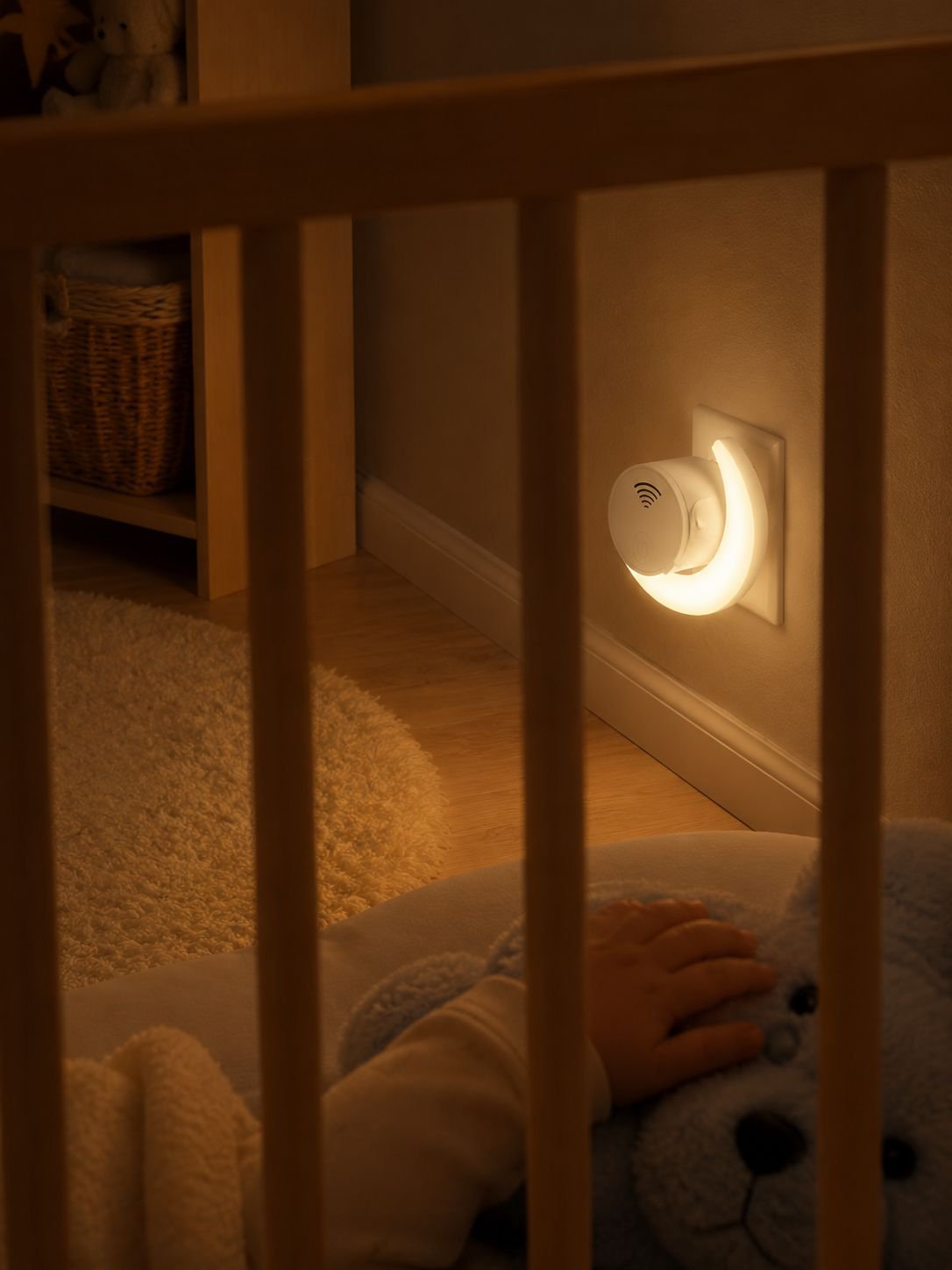 Energy-efficient LED night light for indoor use