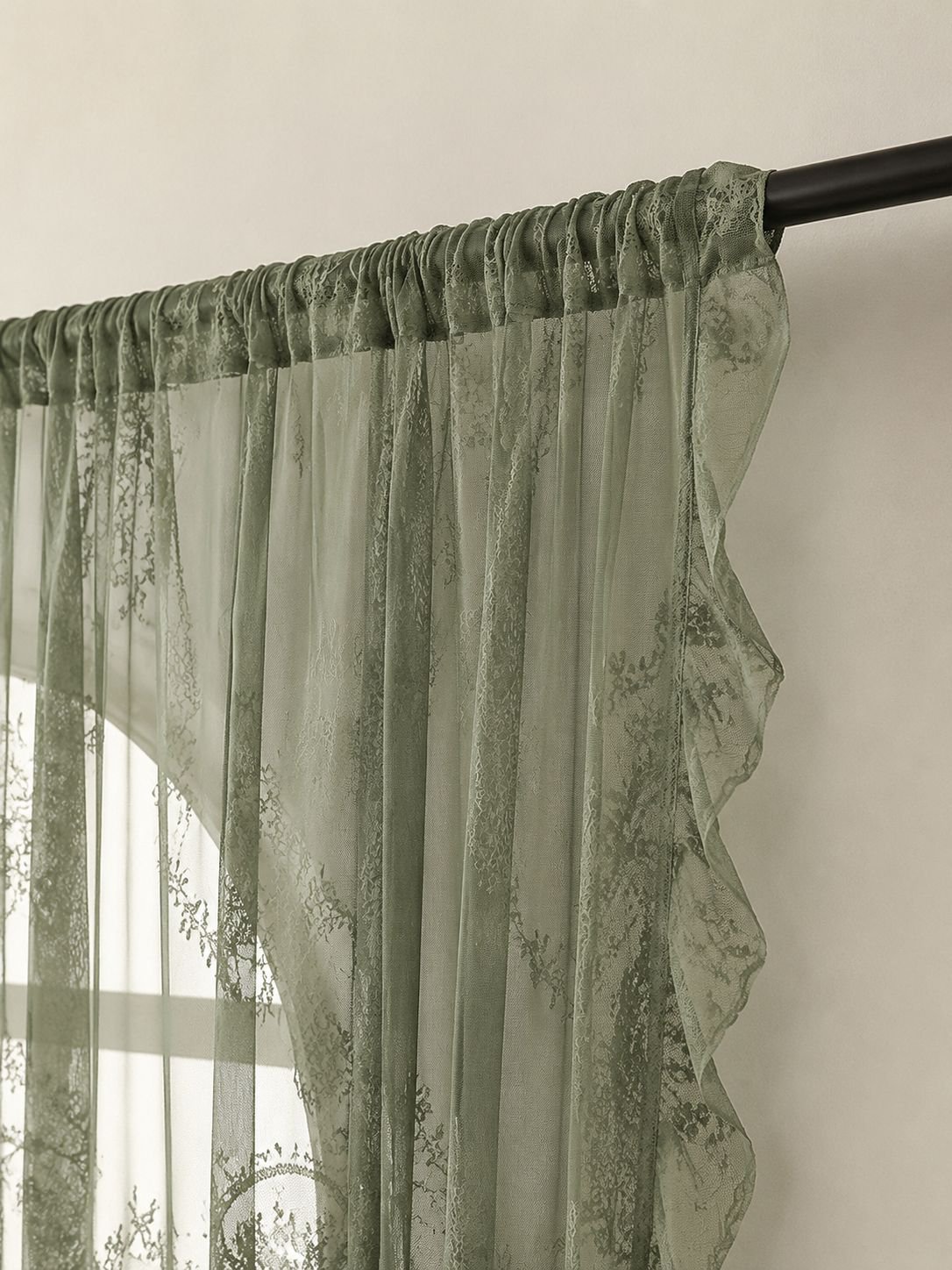 Detailaufnahme der Rüschen an der Gardine im Landhausstil