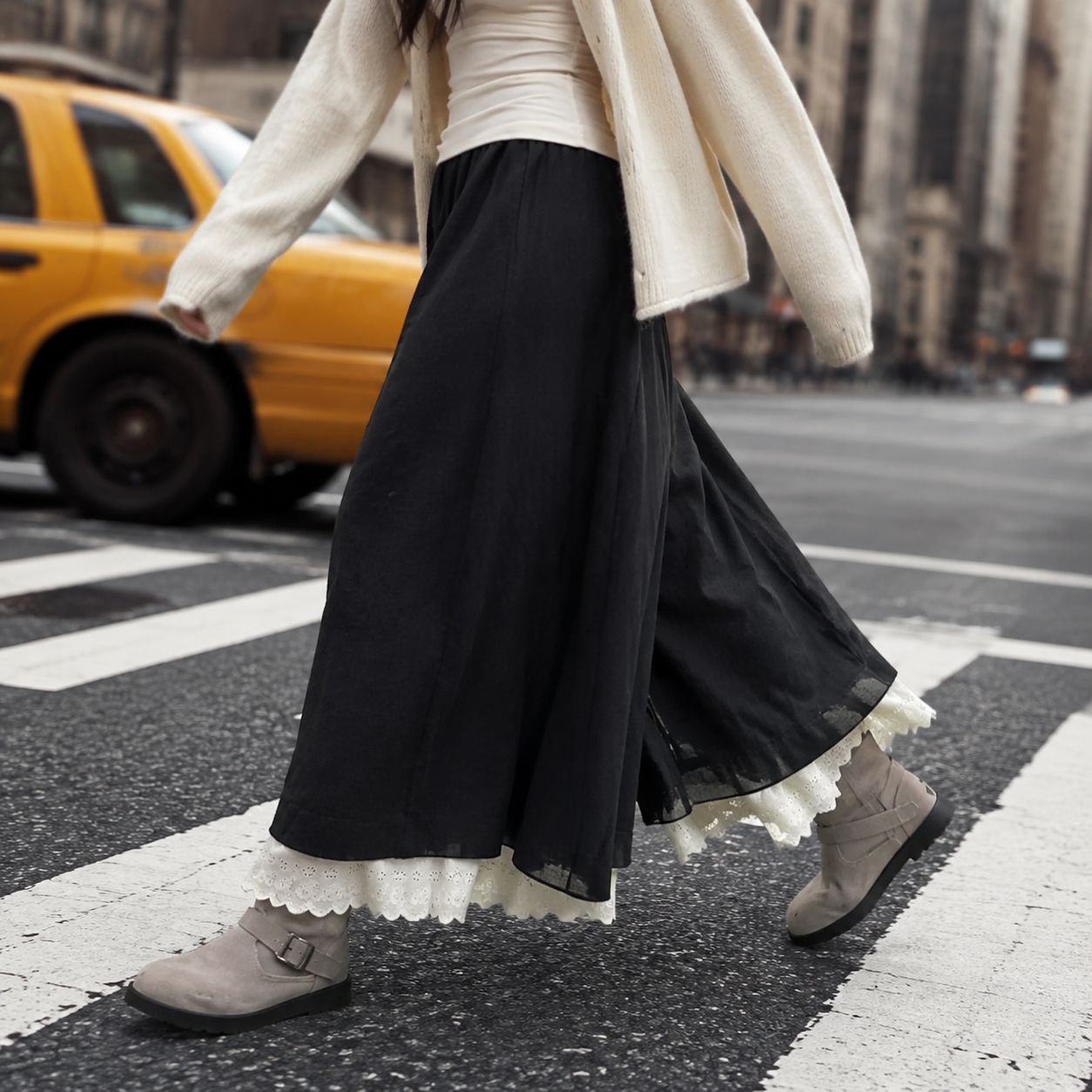 Vista lateral de pantalón-falda gris oscuro elegante
