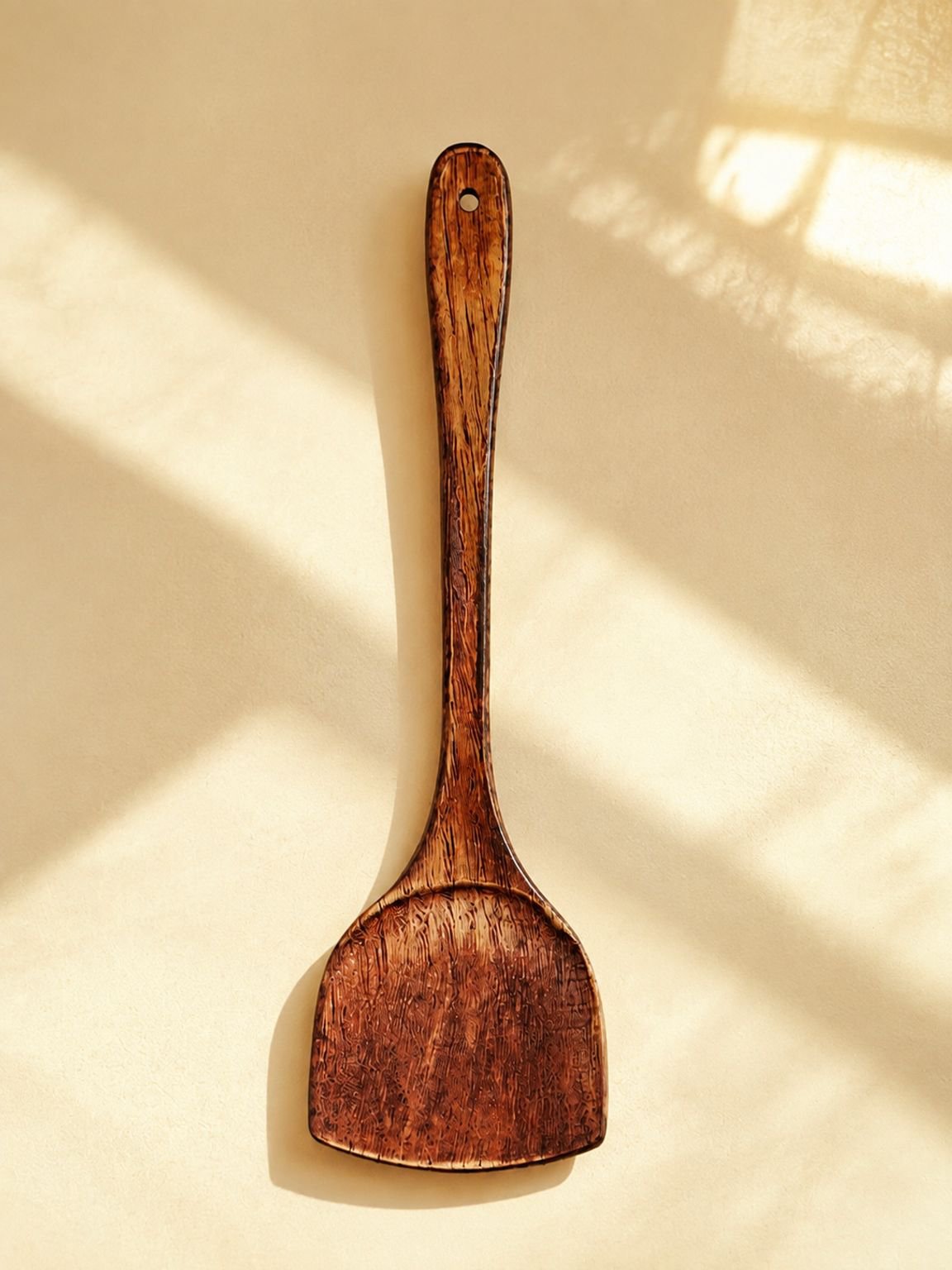 Espátula de madera de haya para cocinar en la cocina.