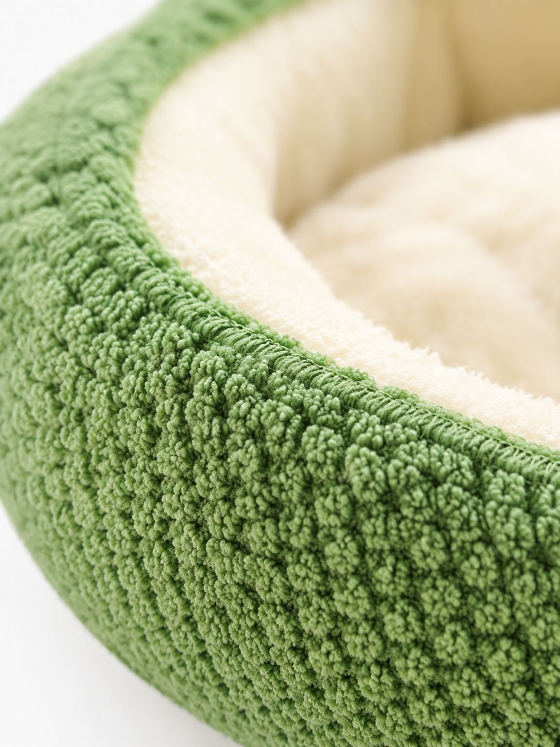 Cama para gatos estilo rana verde en dormitorio