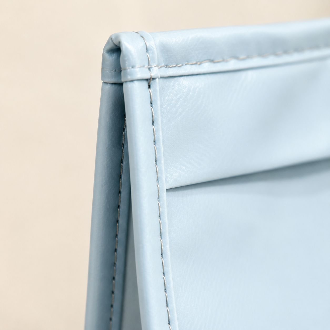 Space-saving bathroom solution with organizer bag