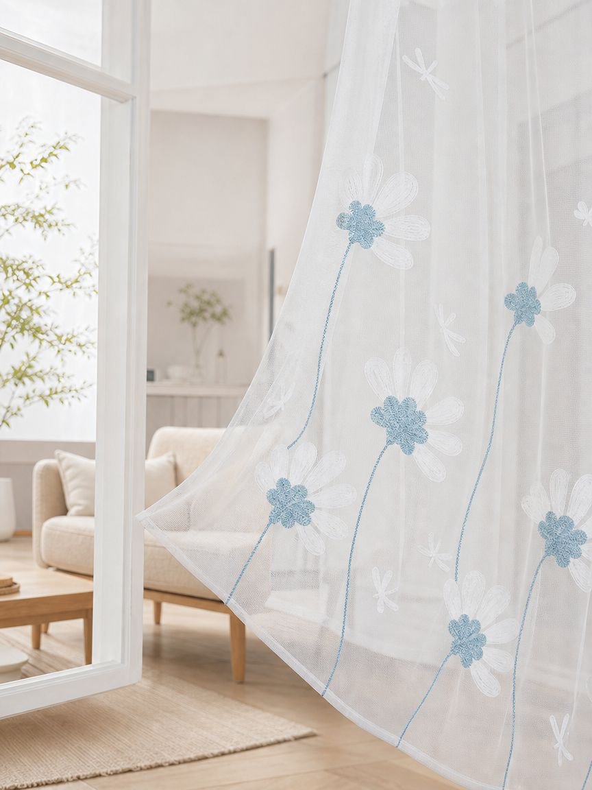 Eleganter Vorhang mit stilvoller Chrysanthemen-Dekoration