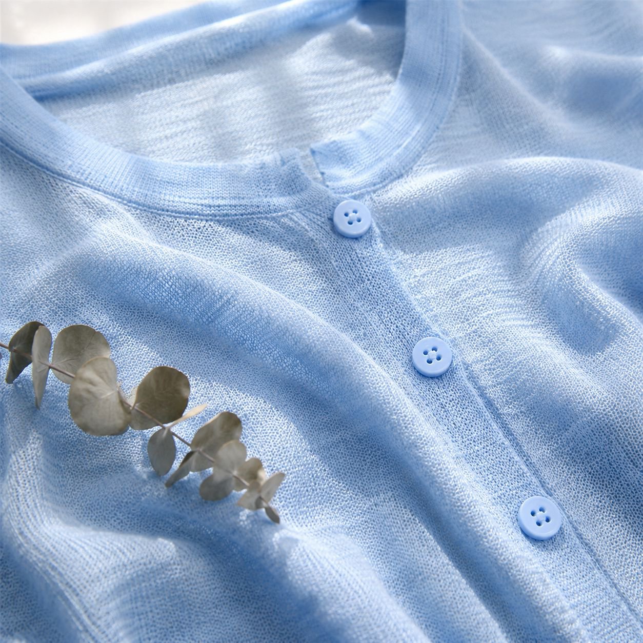 春夏にぴったりな通気性抜群のレディースシャツ