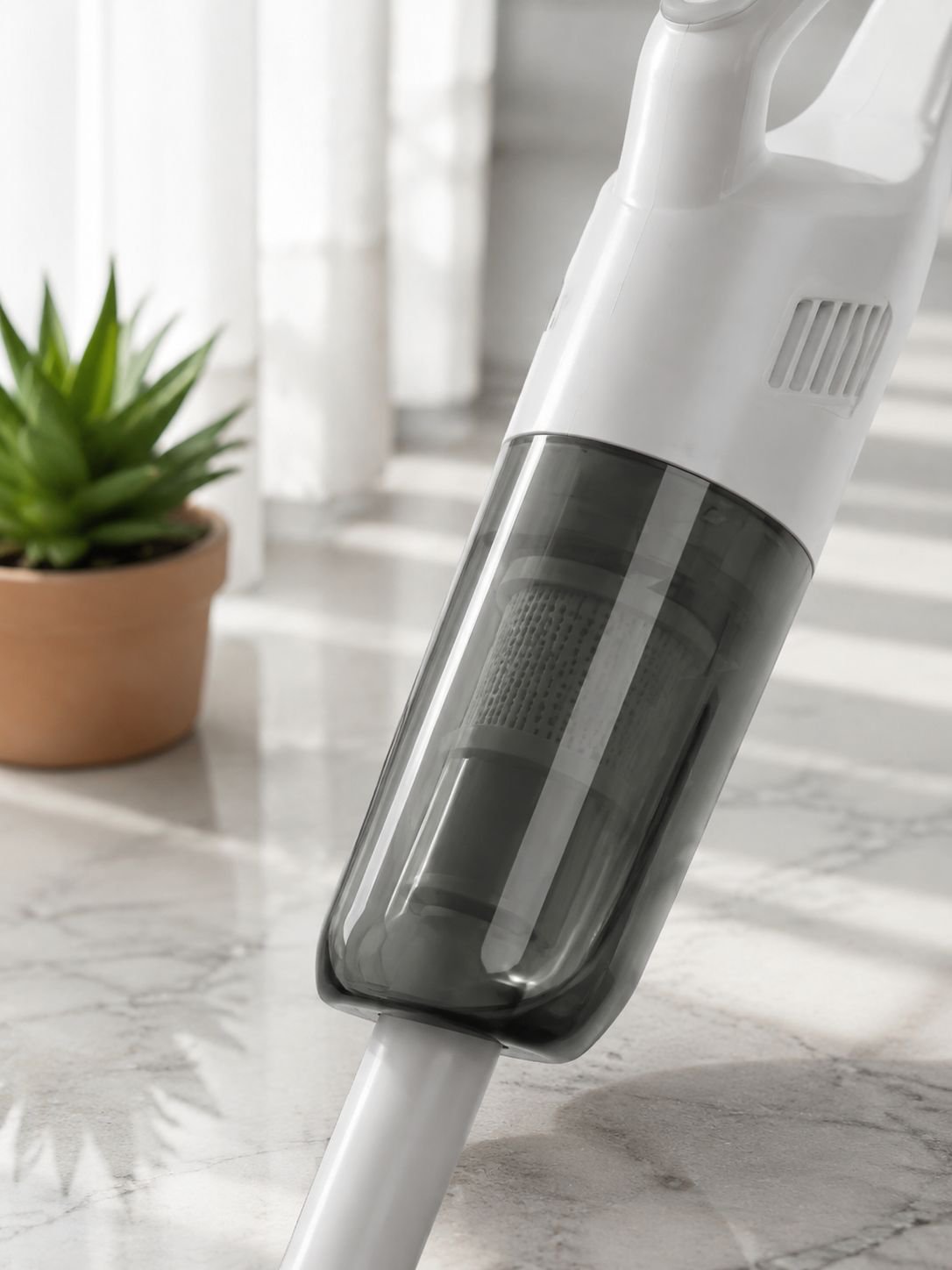 Easy-to-empty dustbin of the vacuum cleaner