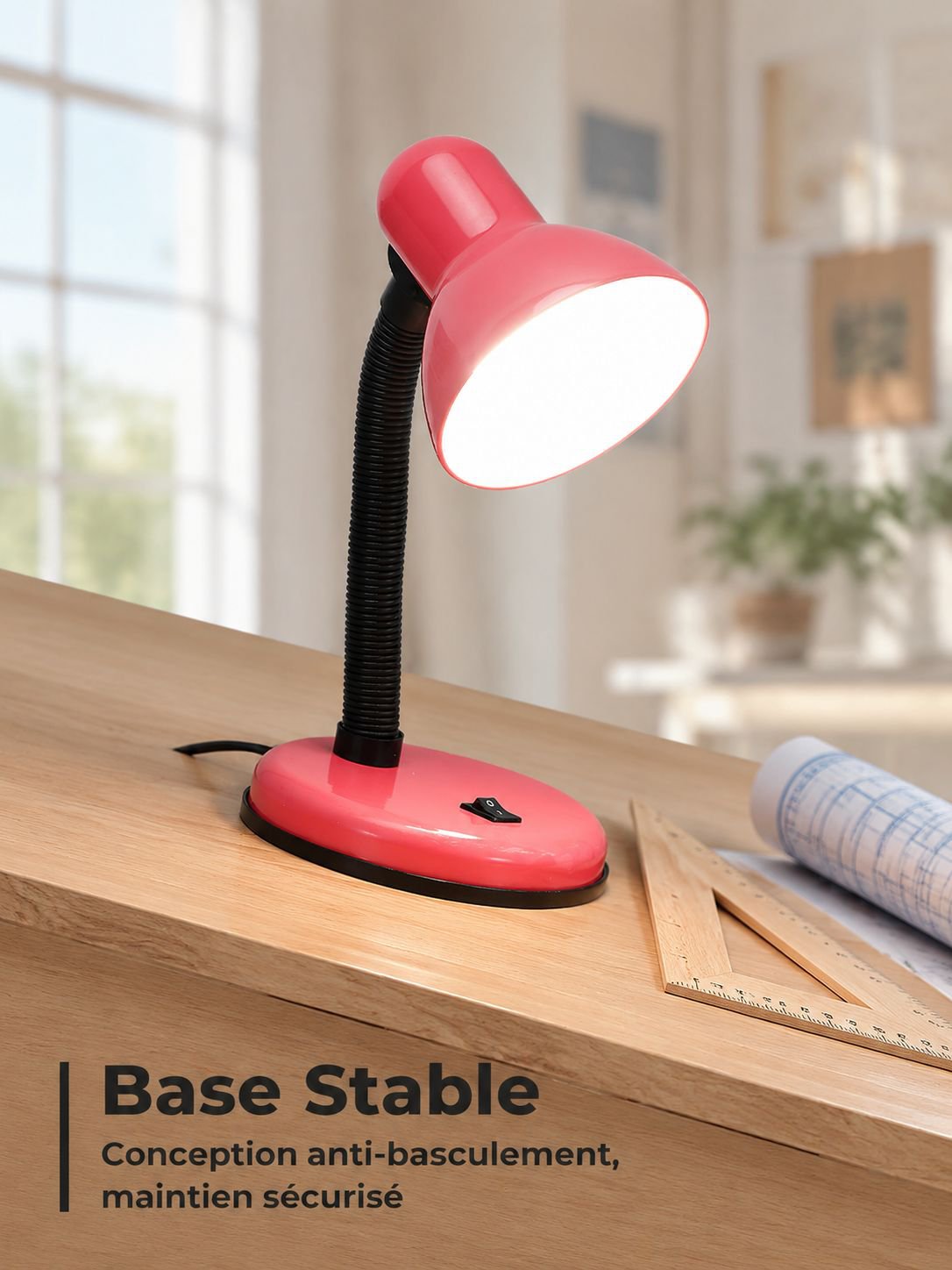 Vue latérale de la lampe de bureau à brancher réglable pour un espace de travail éclairé efficacement