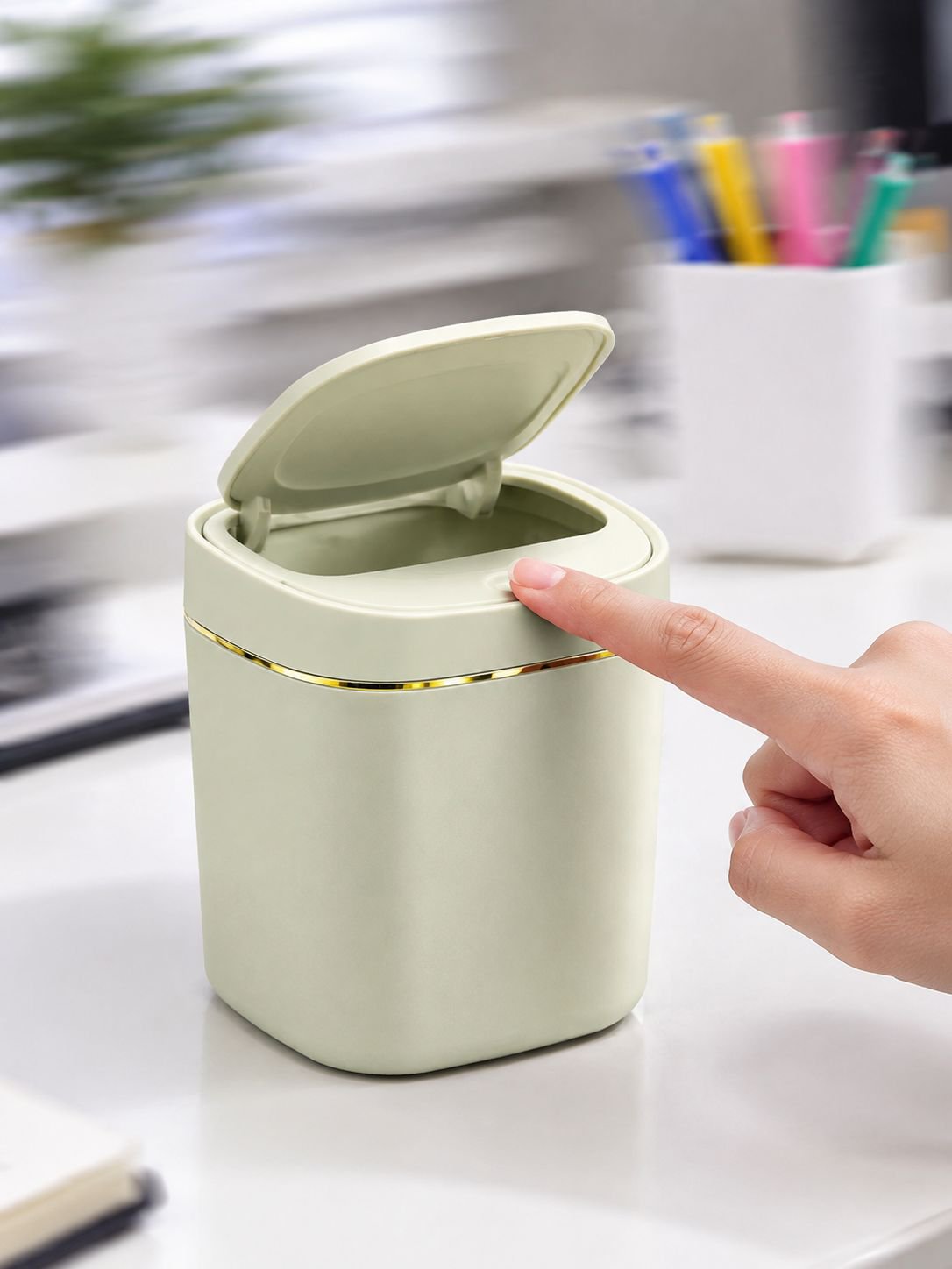 Papelera compacta para organización de oficina